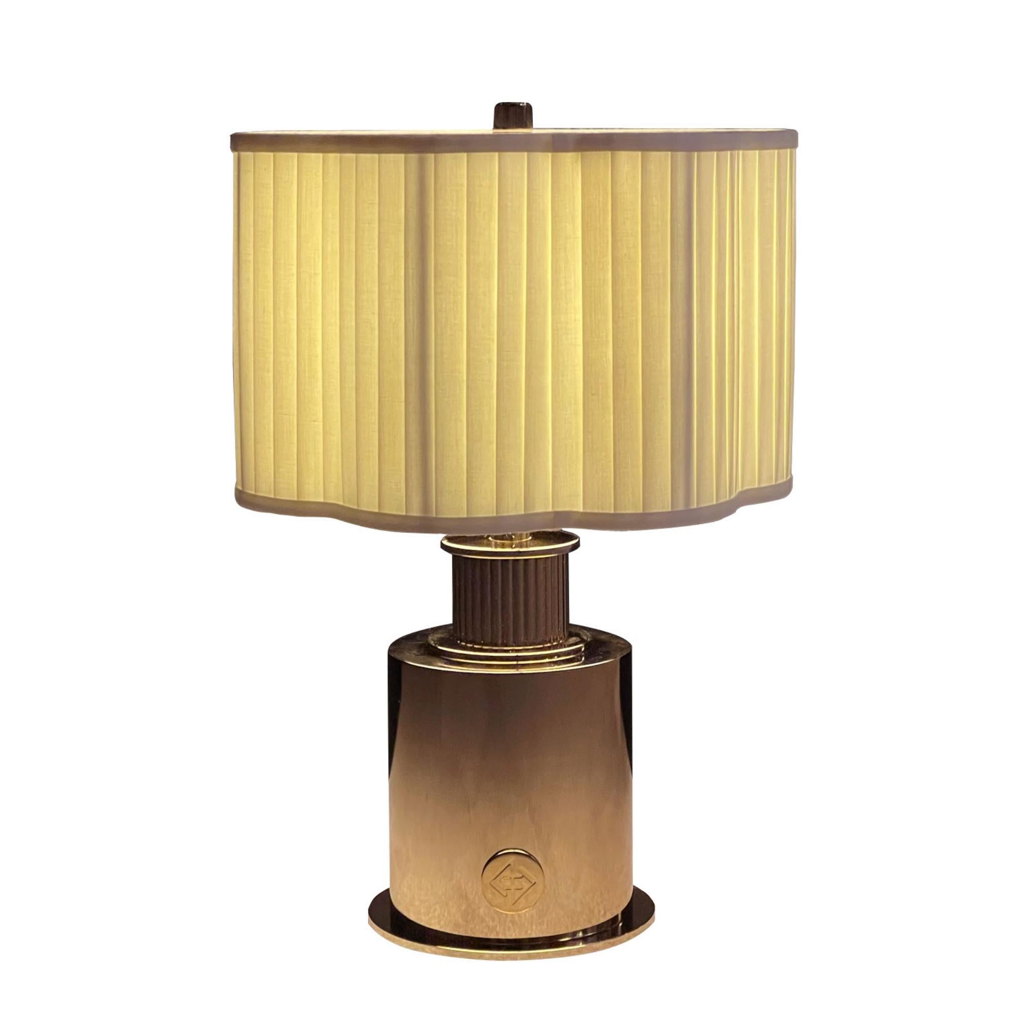inspired by the poetic silhouette of the ivory camellia flower, this medium scale portable lamp is quietly elegant. it is suitable to provide an ambient glow to your home

Description: portable USB table lamp LED, rechargeable
Color: crystal and