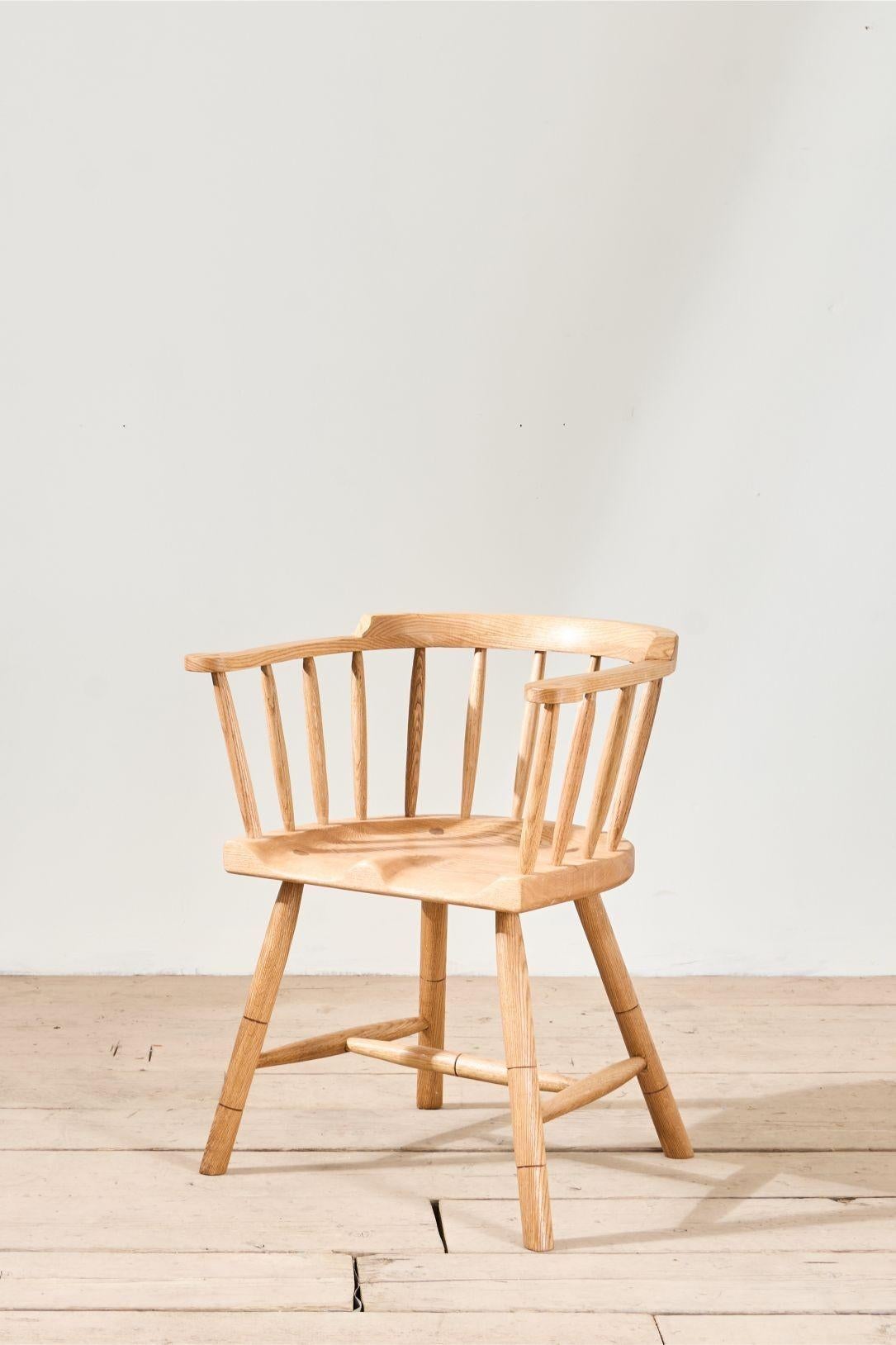 Dies ist unser traditionell gefertigter Kapitänsstuhl aus massiver Eiche, der hier in Yorkshire von unserem fabelhaften Schreiner Richard hergestellt wird. Das Design ist von einem Original aus dem frühen 19. Jahrhundert inspiriert, das wir gefunden
