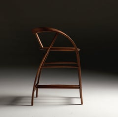 Taburete Carol en nogal curvado by Jonathan Field