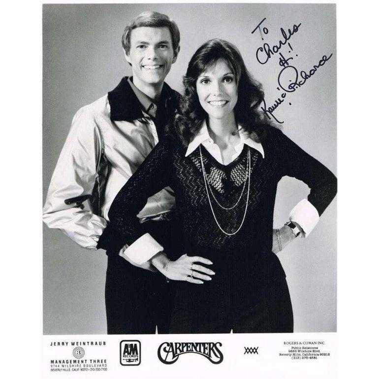 Une magnifique photographie signée de Karen et Richard Carpenter à vendre

Le duo musical Karen (1950-1983) et Richard Carpenter (1946-) a été le numéro un de la chanson américaine dans les années 1970. Leur son pop et doux a fait chavirer le cœur