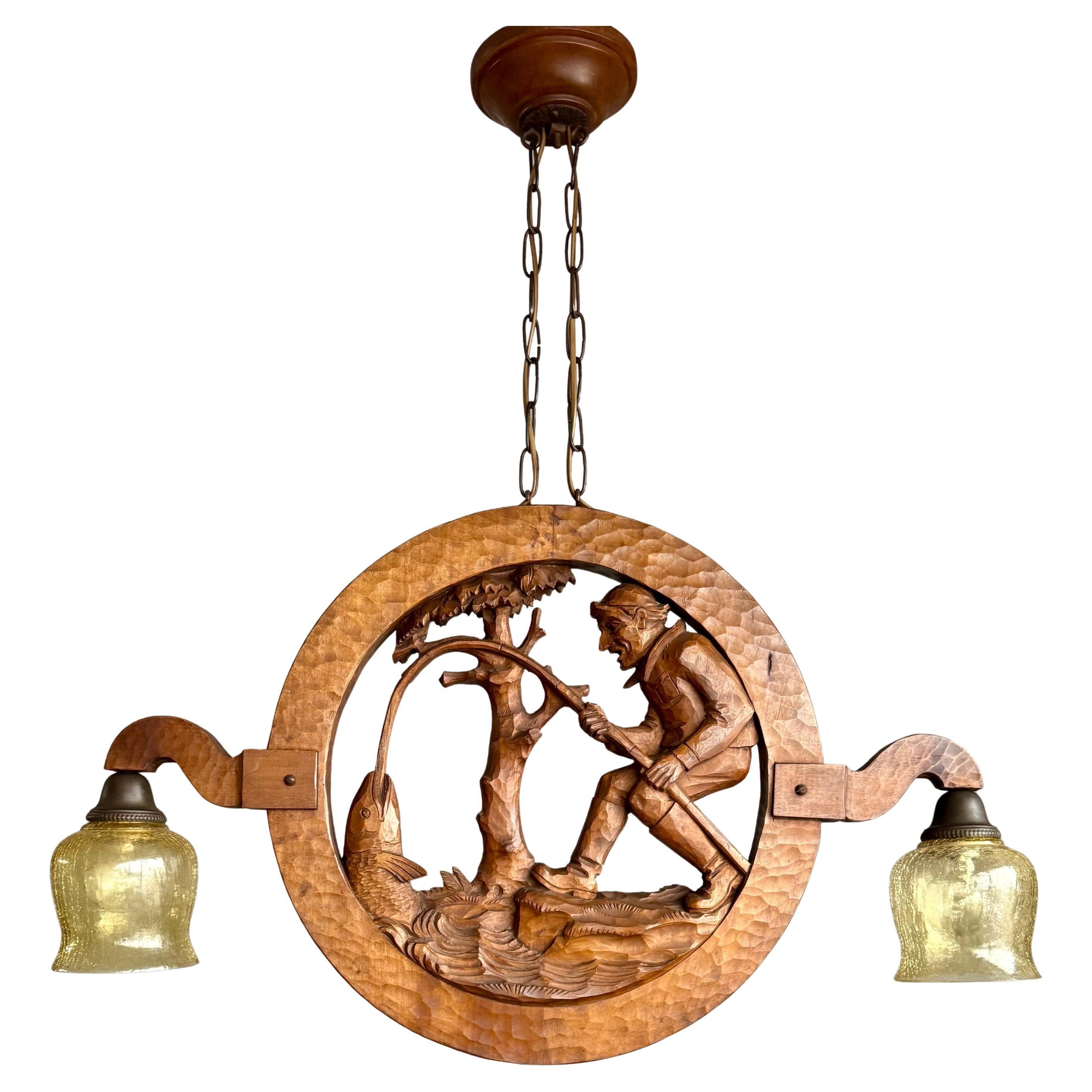 Lampadario "The Catch" con scena di pescatore intagliata a mano, Lodge Art Light, 1920 in vendita