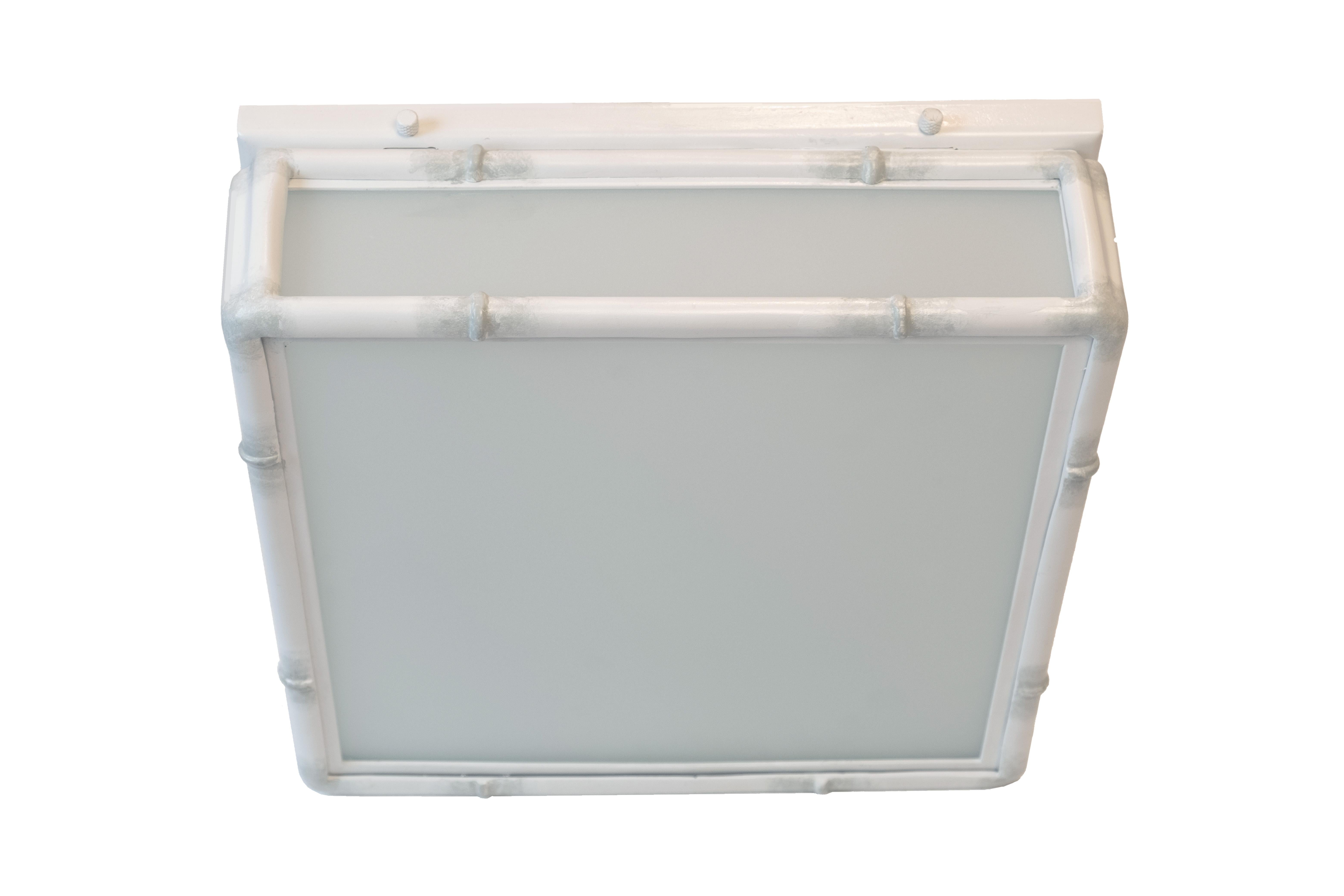 Eine quadratische, flächenbündige Leuchte mit einem Rahmen aus Messing mit abgestuftem Profil. Die Celeste Bamboo Flush Mount präsentiert sich mit handbemaltem Bambusimitat in Blau und Weiß, mit Milchglasdiffusoren und einer aufklappbaren