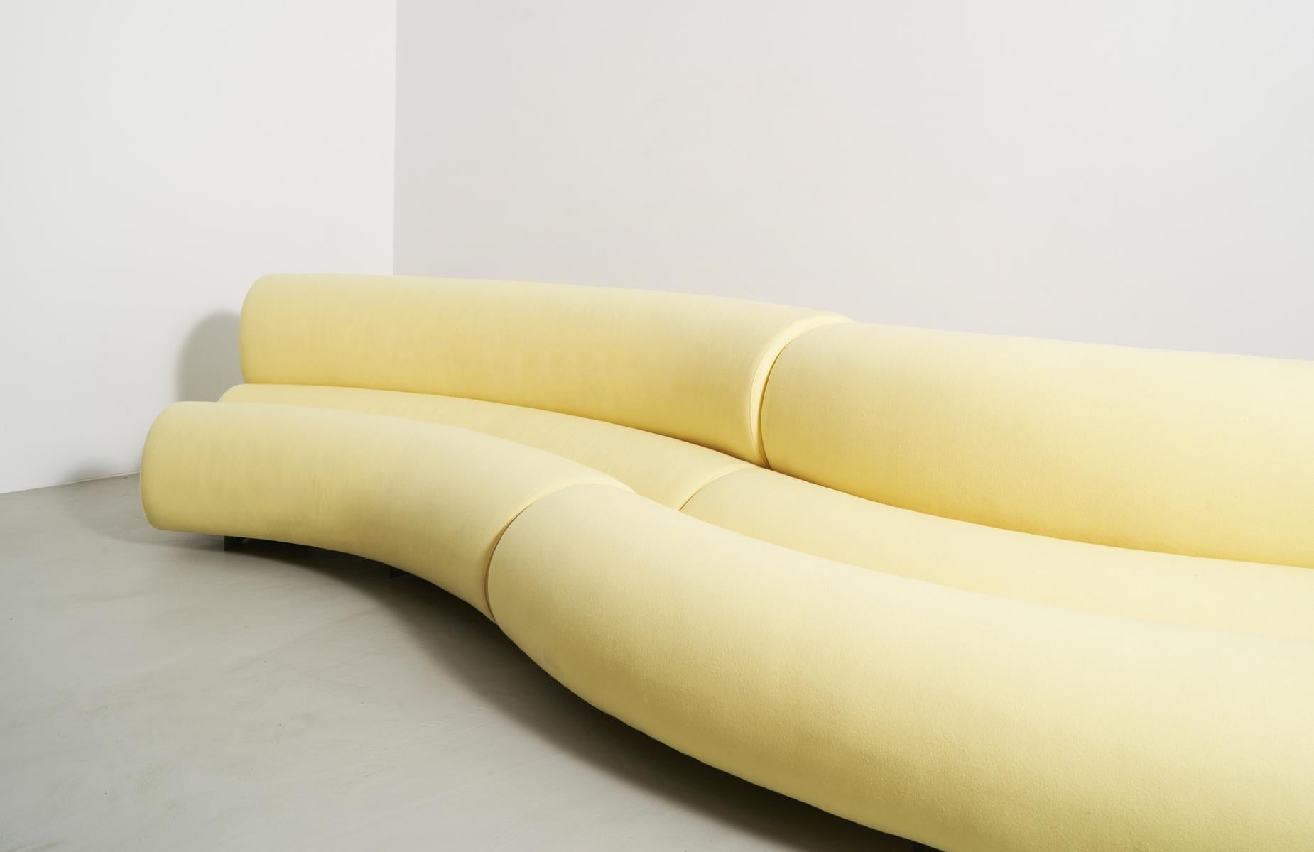 Moderno Divano moderno Celeste in feltro di lana giallo e base in metallo nero in vendita
