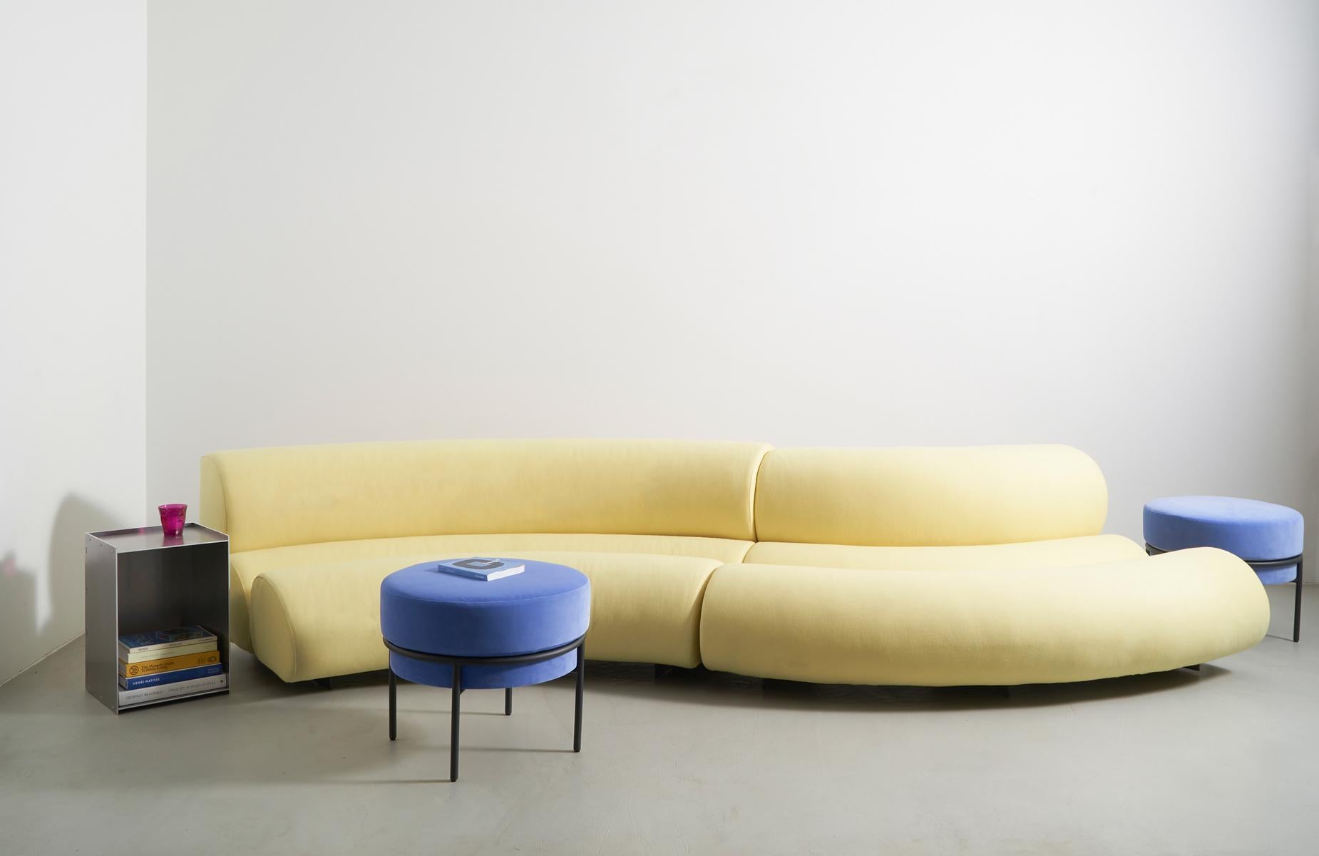 Contemporary Modern Celeste Curved Sofa aus gelbem Wollfilz und schwarzem Metallgestell im Angebot 1