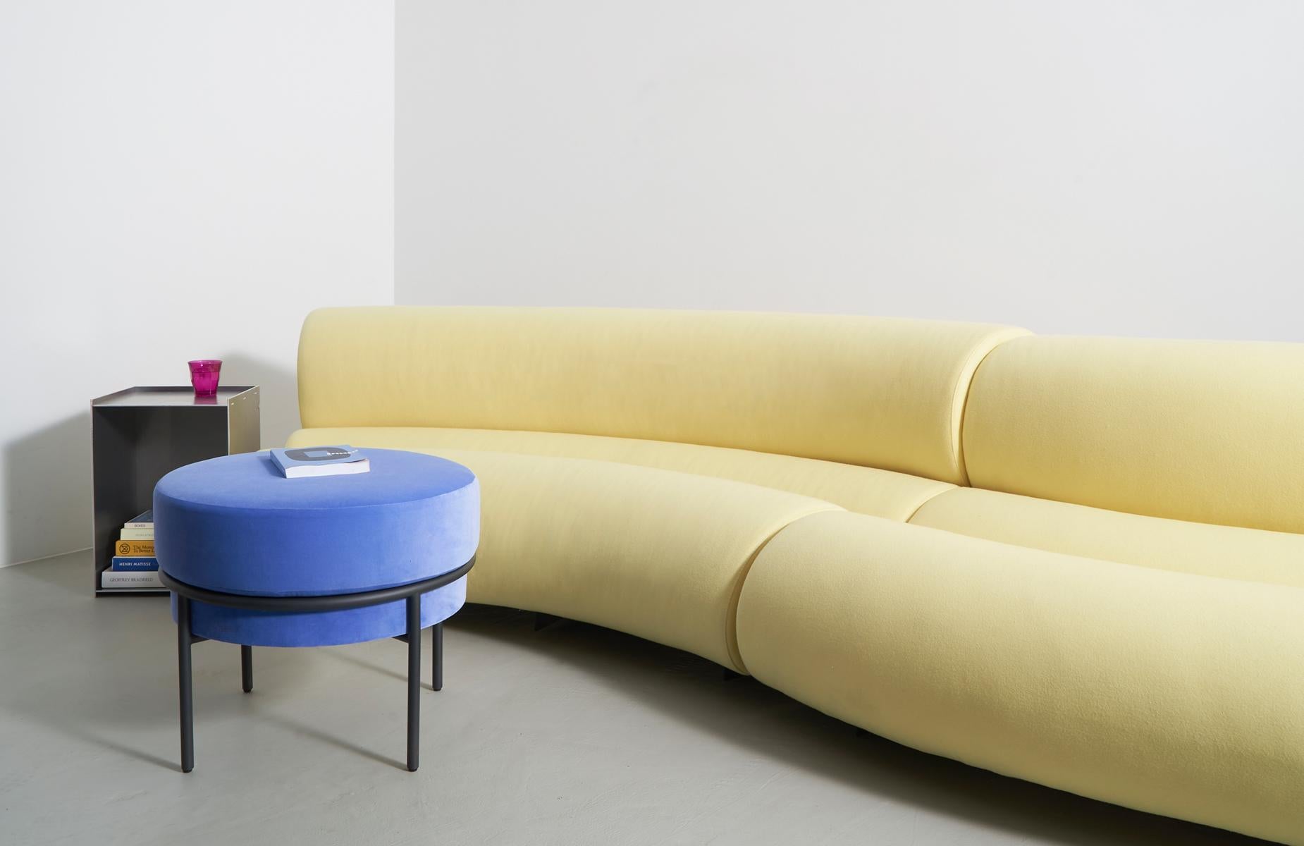 Contemporary Modern Celeste Curved Sofa aus gelbem Wollfilz und schwarzem Metallgestell im Angebot 2