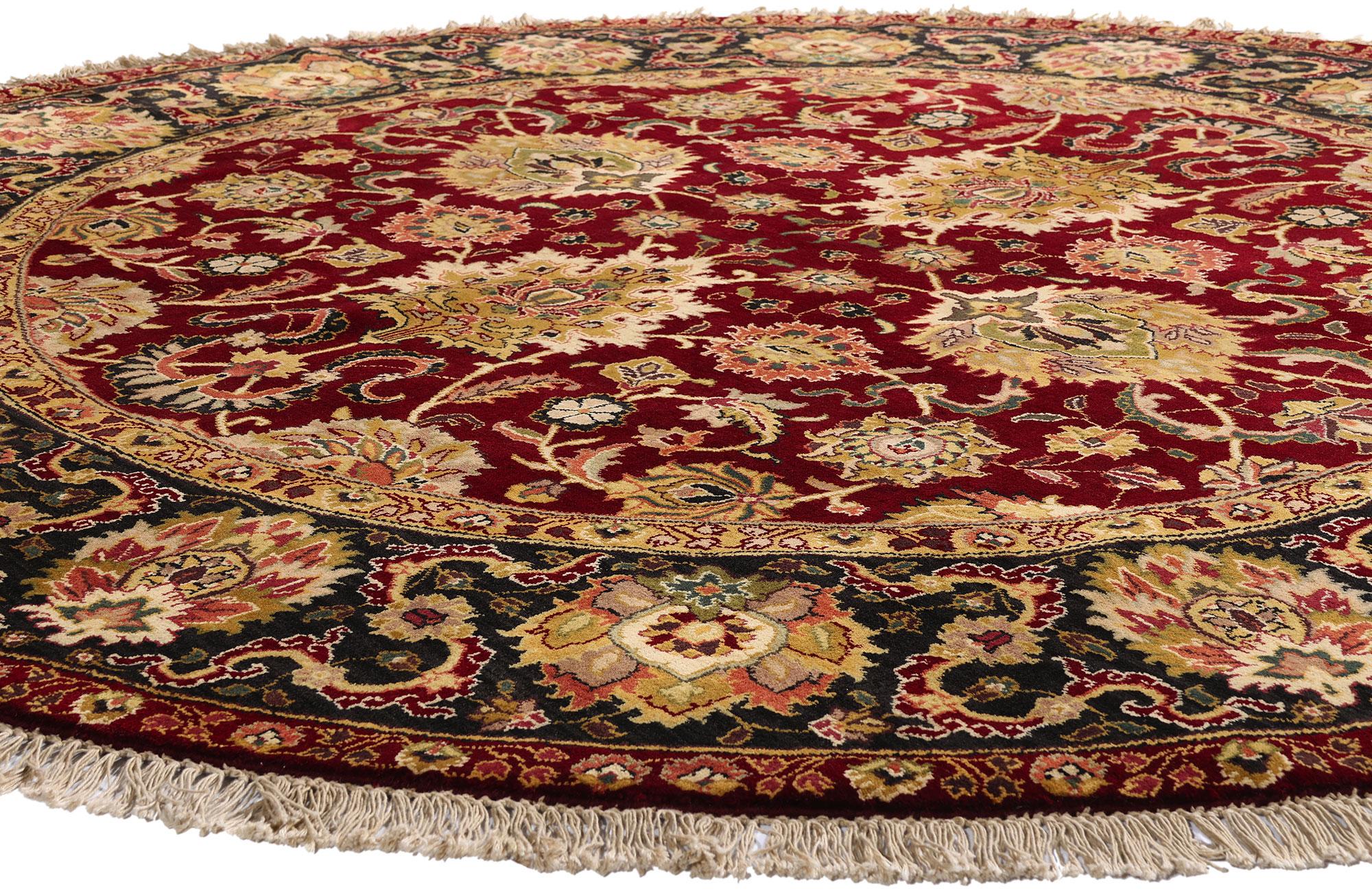 79332 Vintage Round Oushak Rug, 08'01 x 08'01. Avec sa forme circulaire imposante et sa palette opulente, ce tapis Oushak vintage en laine noué à la main en Inde rayonne d'une grandeur intemporelle. Le champ d'un riche rouge rubis resplendit de