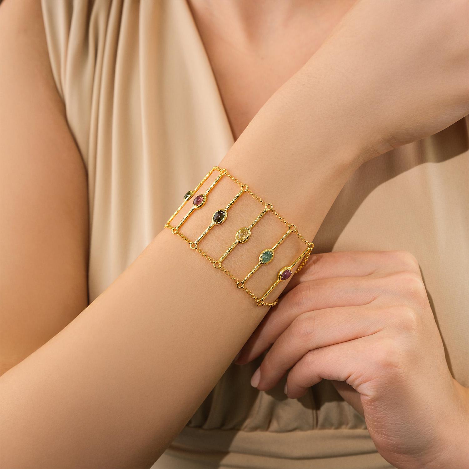 Le bracelet I+I céleste s'inspire des énergies harmonieuses de l'univers, incarnées par les propriétés protectrices et de mise à la terre de la tourmaline. Dans les mythes anciens, la tourmaline était considérée comme porteuse du pouvoir cosmique