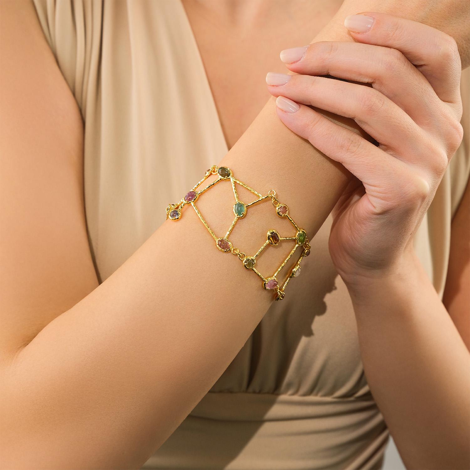 Le bracelet I+I céleste s'inspire des énergies harmonieuses de l'univers, incarnées par les propriétés protectrices et de mise à la terre de la tourmaline. Dans les mythes anciens, la tourmaline était considérée comme porteuse du pouvoir cosmique