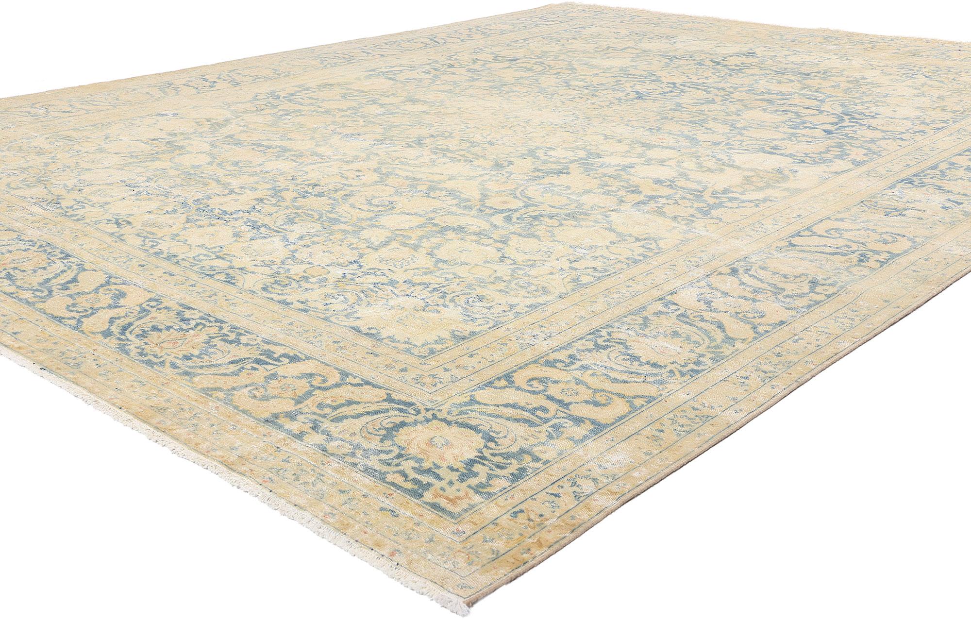 61321 Rara Alfombra Persa Antigua Kashan, 09'07 x 12'05. Bañada en un etéreo silencio de azul y beige apergaminado, esta antigua alfombra persa Kashan de lana anudada a mano invita a entrar en un mundo de refinamiento cultivado, en el que convergen