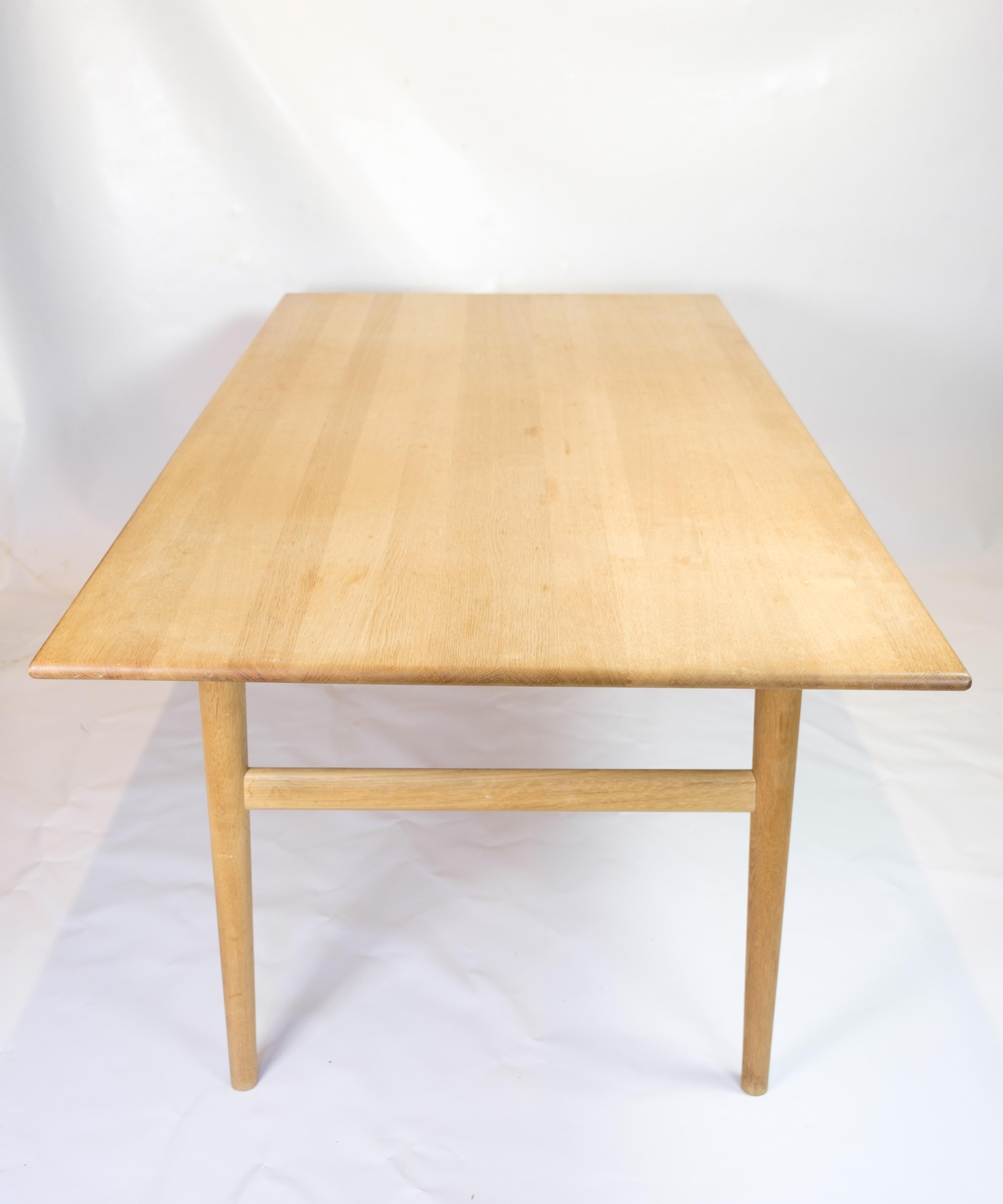 La table de salle à manger CH327 de Carl Hansen & Søn est un meuble élégant et intemporel conçu par le célèbre architecte danois Hans J. Wegner en 1962. Cette table respire la simplicité et la fonctionnalité, caractéristiques de la philosophie de