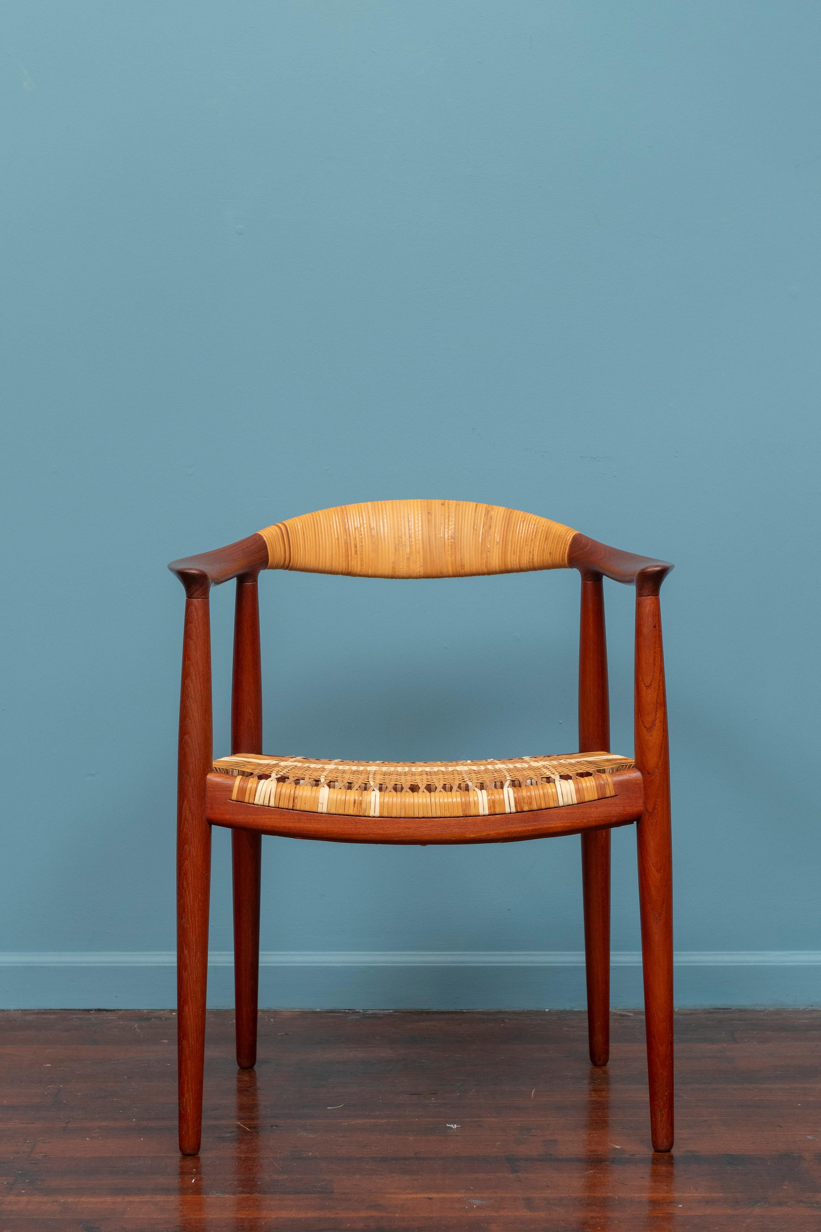 Chaise ronde Hans Wegner modèle JH501 pour Johannes Hansen, Danemark. Chaise iconique du maître Hans Wegner, surnommée 
