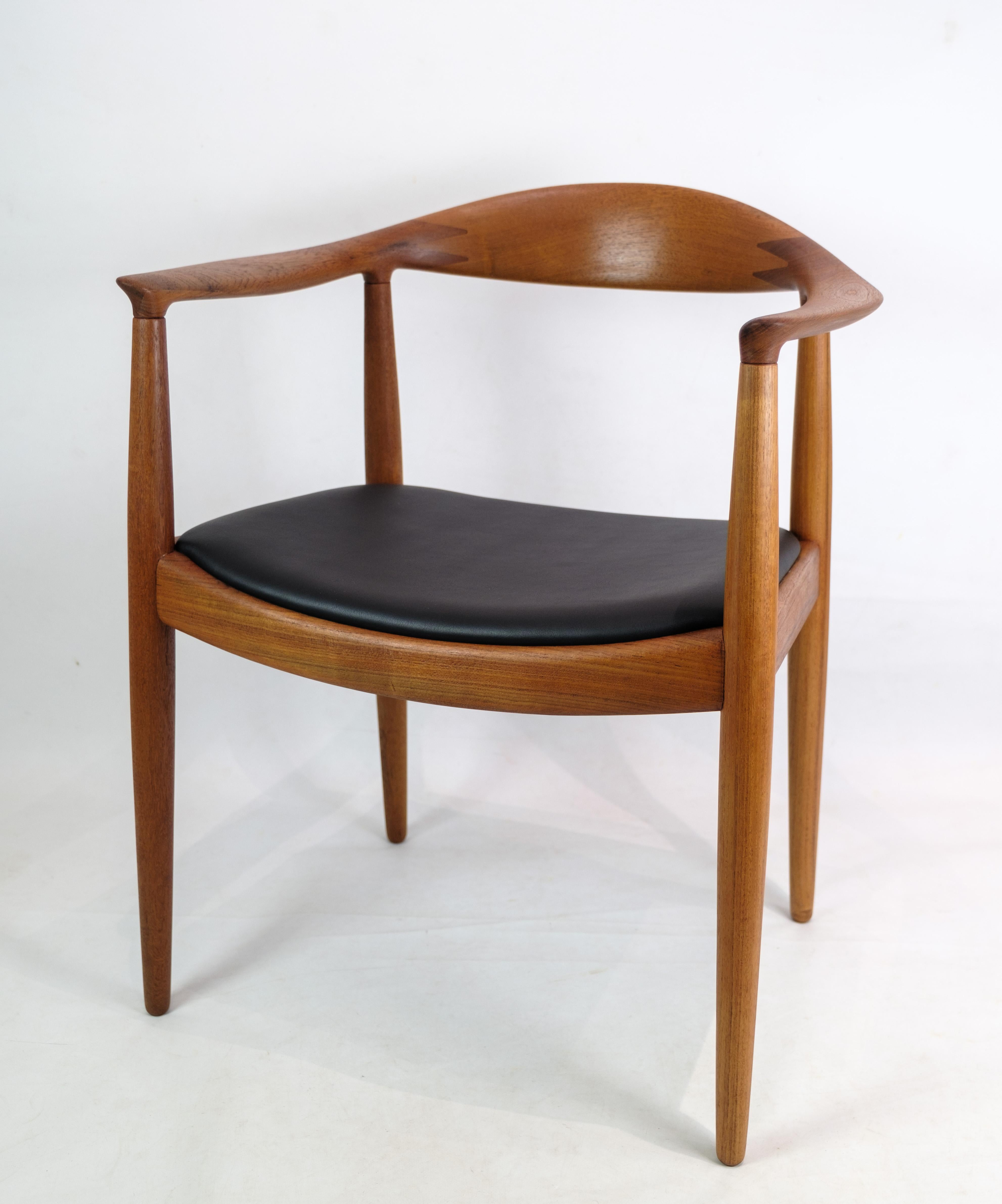 Dies ist ein Stuhl aus Teakholz und Leder, den Hans J. Wegner in den 1950er Jahren für Johannes Hansen entworfen hat. Das Modell JH 503 ist als 