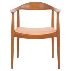 La silla modelo JH503 en roble con cuero natural curtido vegetal