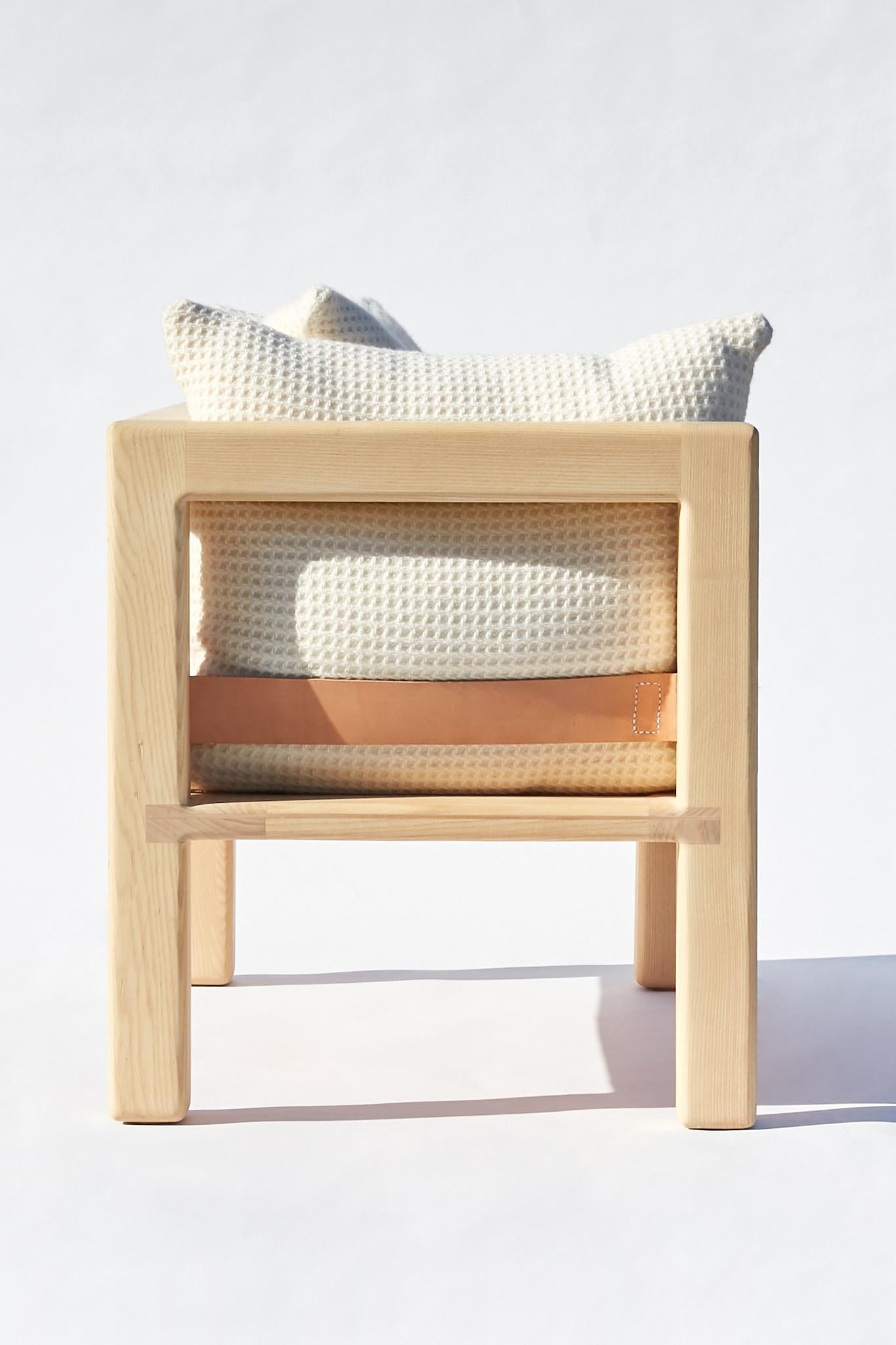 Chairub: un asiento mullido pero estructurado. Hechos a mano y diseñados para durar. El asiento está construido mediante una técnica que intercala cuero de curtido vegetal entre dos armazones de fresno, que soportan el cojín del asiento. Todos los