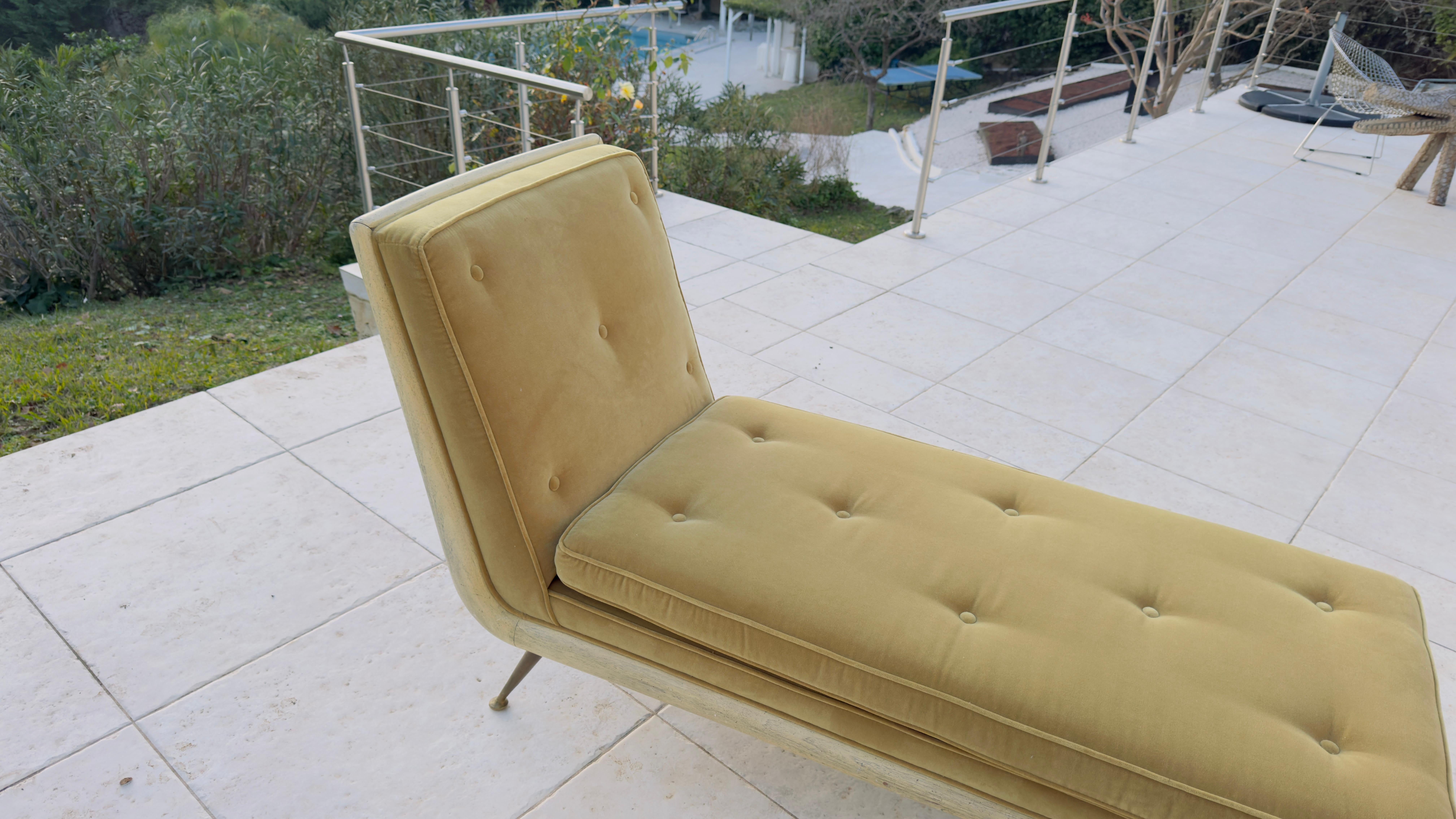 Matelassé La chaise longue de Robsjohn-Gibbings a été réalisée par la célèbre édition Widdicomb en vente