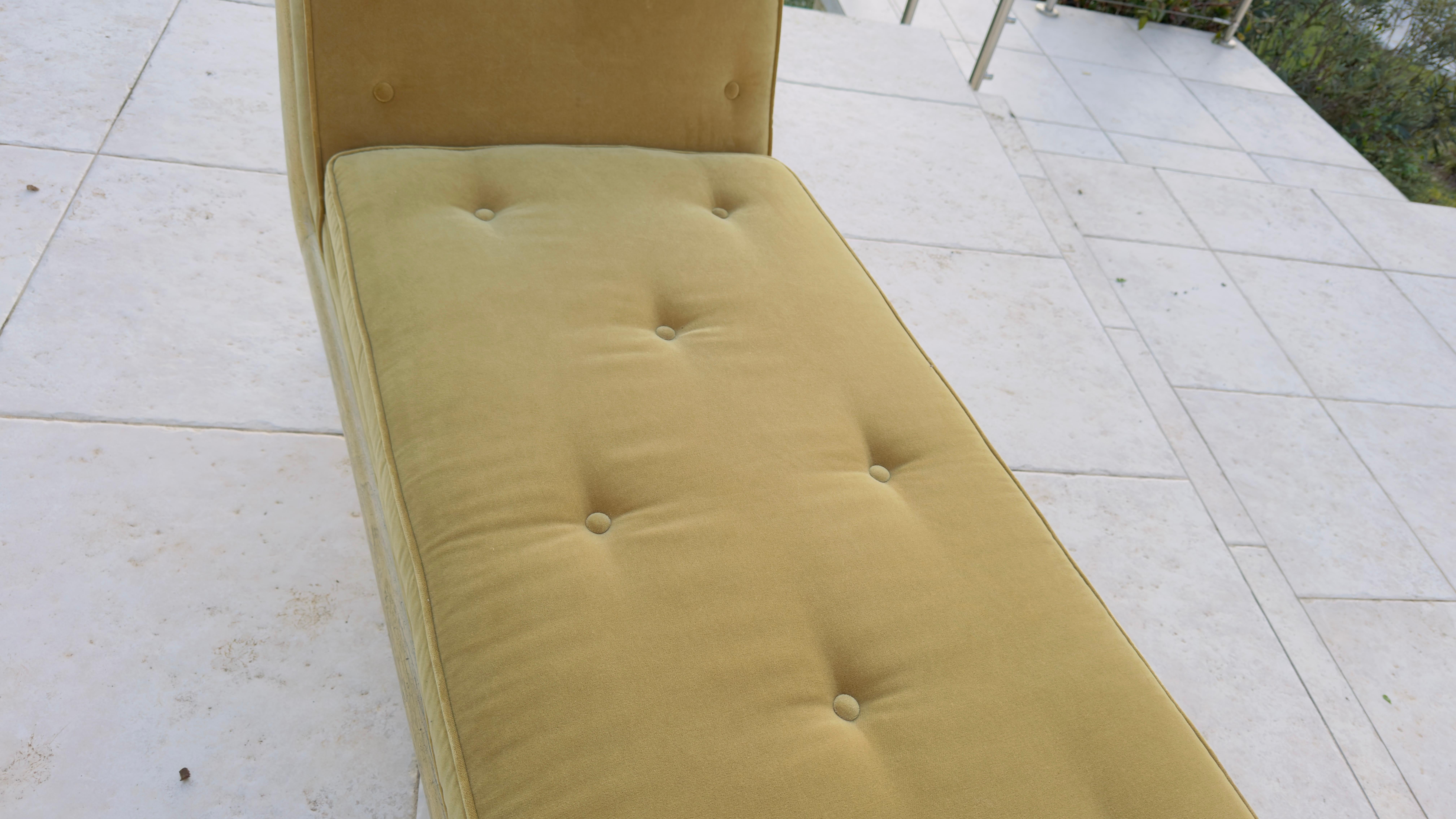 Laiton La chaise longue de Robsjohn-Gibbings a été réalisée par la célèbre édition Widdicomb en vente