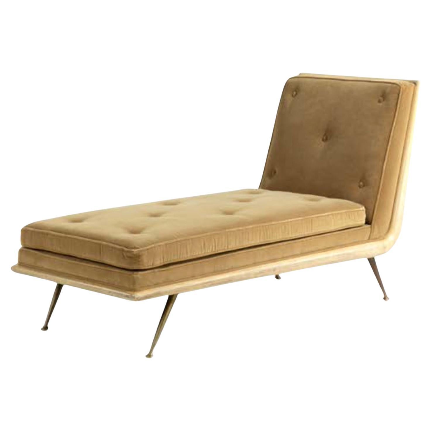 La chaise longue de Robsjohn-Gibbings a été réalisée par la célèbre édition Widdicomb en vente
