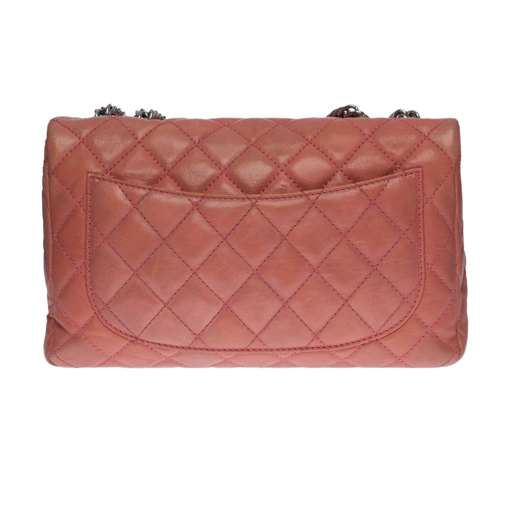  The Chanel Timeless/Classique Jumbo single flap bag handbag in powder pink aged quilted lambskin, hardware in silver metal, snake chain in silver metal allowing the bag to be worn on the shoulder or accross the body

Patch pocket on the back of the