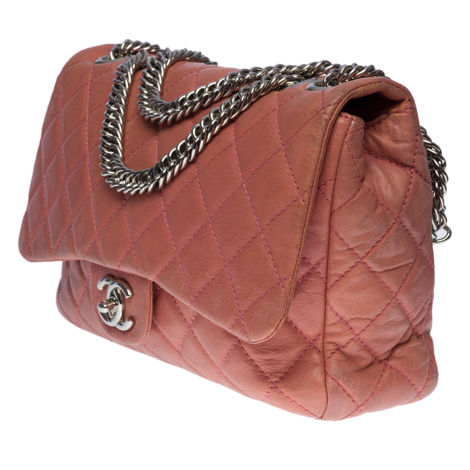  The Chanel Timeless/Classique Jumbo single flap bag handbag in powder pink aged In Excellent Condition For Sale In Paris, IDF