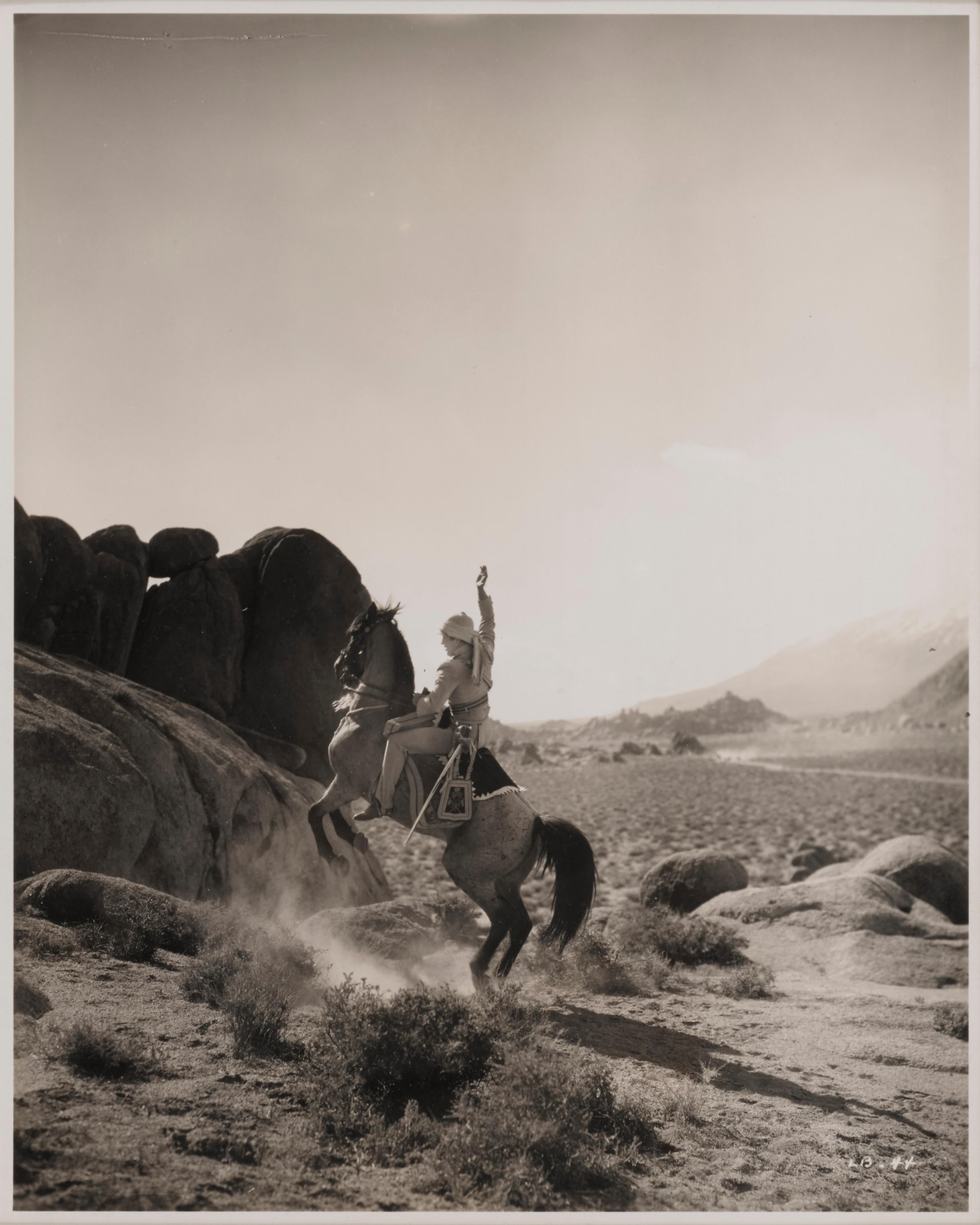 Originales doppelt gewichtetes fotografisches Produktionsstandbild, das vom Studio zur Werbung für den Film verwendet wurde. Diese Standbilder wurden von Werbeagenturen an Zeitungen verschickt. In diesem Film spielte Errol  Flynn und Olivia de