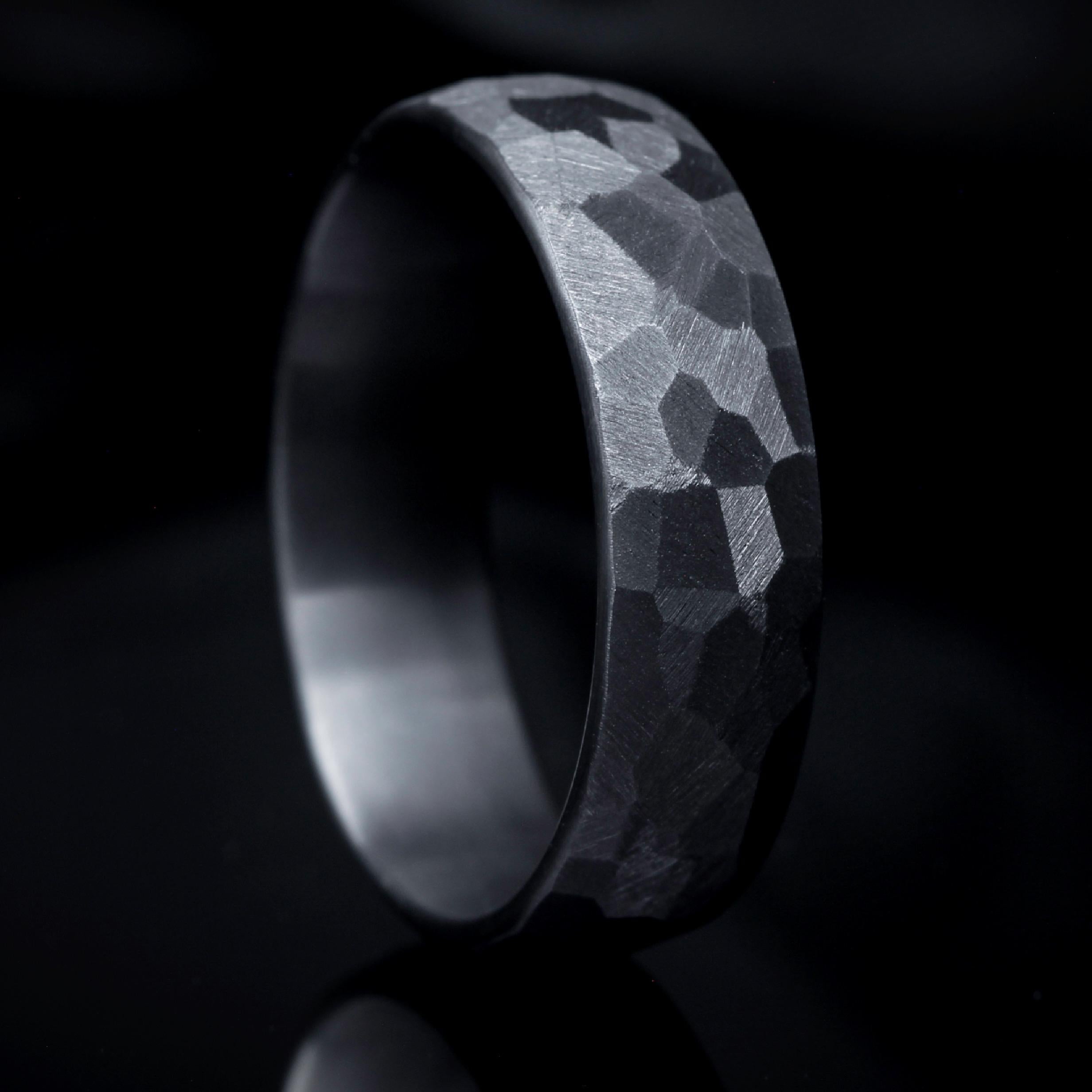 En vente :  The Charles : Alliance en tantale taillée à la main et facettée de 6 mm, ajustée confortablement. 3