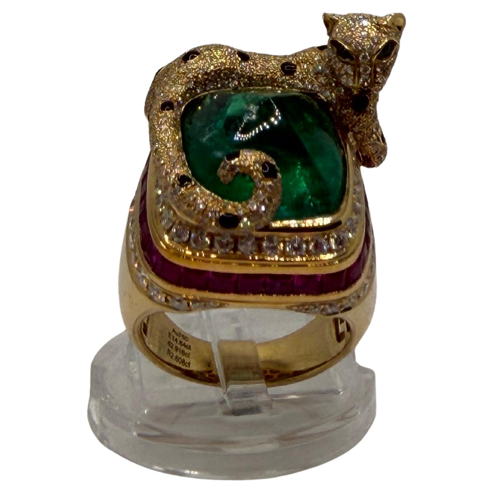 Dieser außergewöhnliche Ring ist ein echtes Sammlerstück - für alle, die Rarität, Kunstfertigkeit und kompromisslose Handwerkskunst schätzen. Sein Herzstück ist ein sambischer Zuckerhut-Smaragd von 14,80 Karat, ein Edelstein, der für seine satte