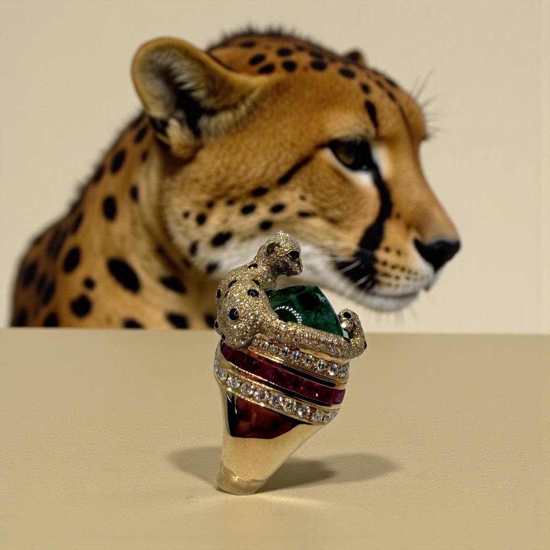 Die Gepardenumarmung - 14,80ct sambischer Zuckerhut Smaragd & Rubin Diamant Ring im Zustand „Neu“ im Angebot in Hong Kong, HK