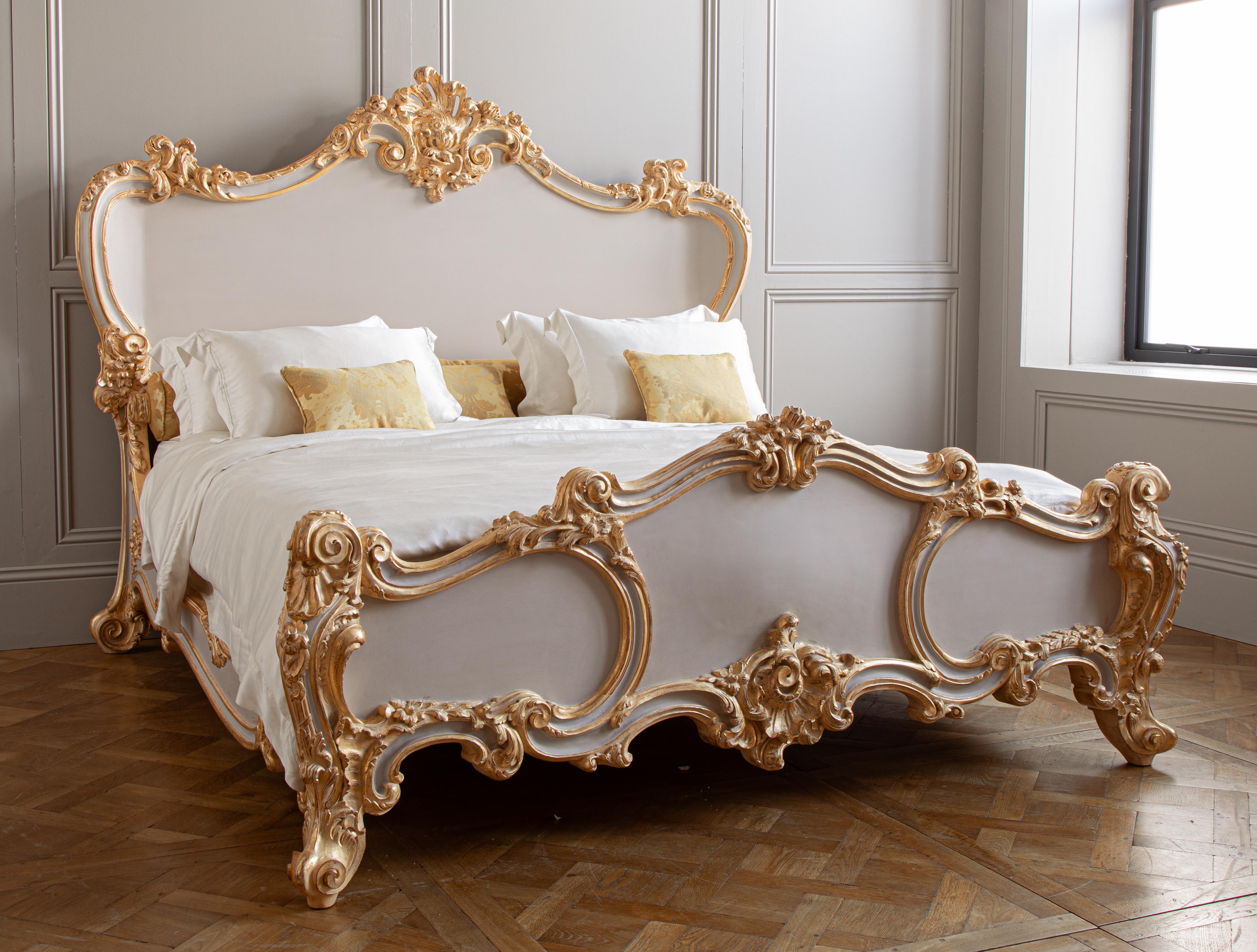 Rococo Le lit chérubin de La Maison London avec ses rehauts dorés - UK Super King en vente