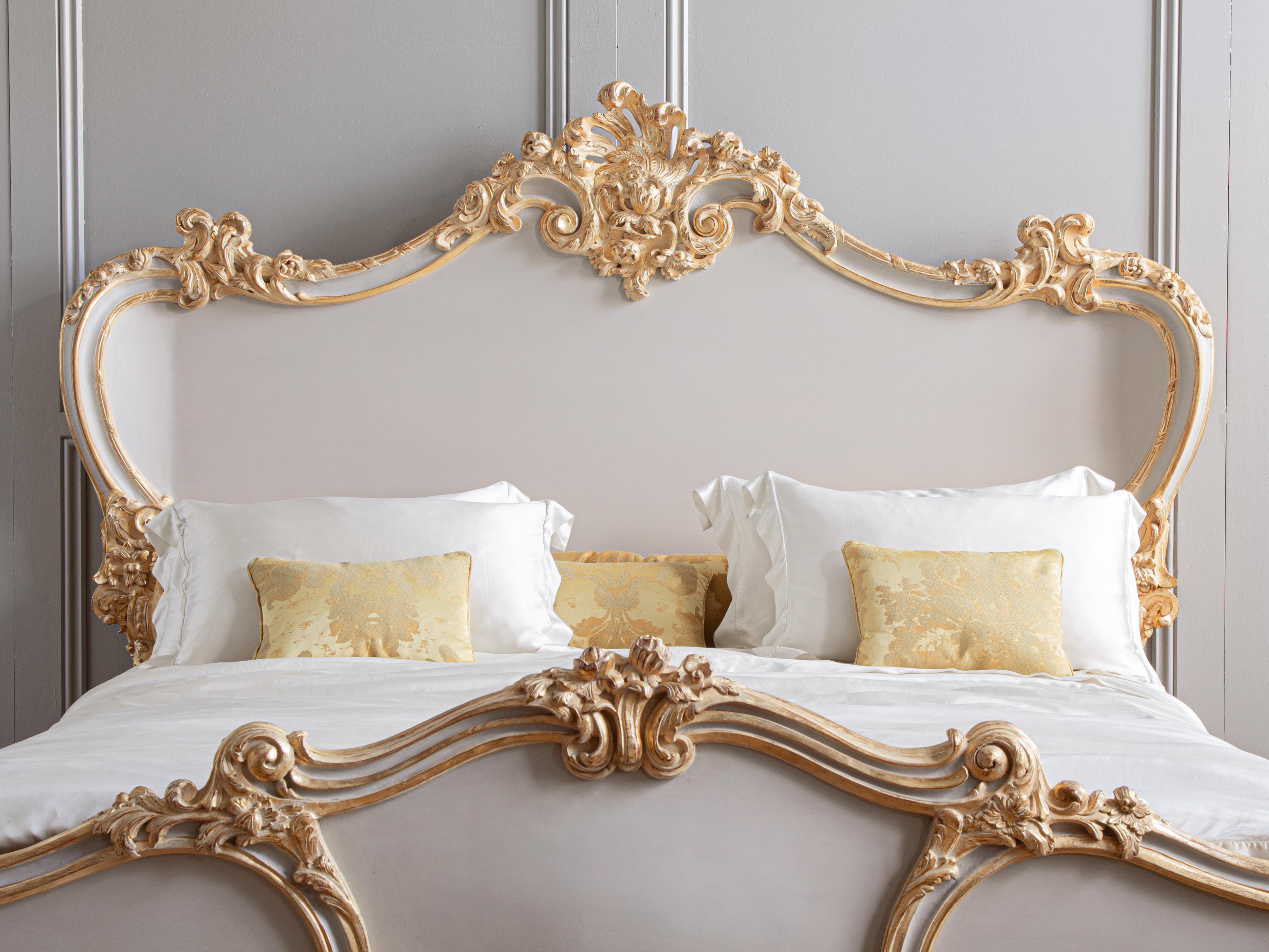 Britannique Le lit chérubin de La Maison London avec ses rehauts dorés - UK Super King en vente