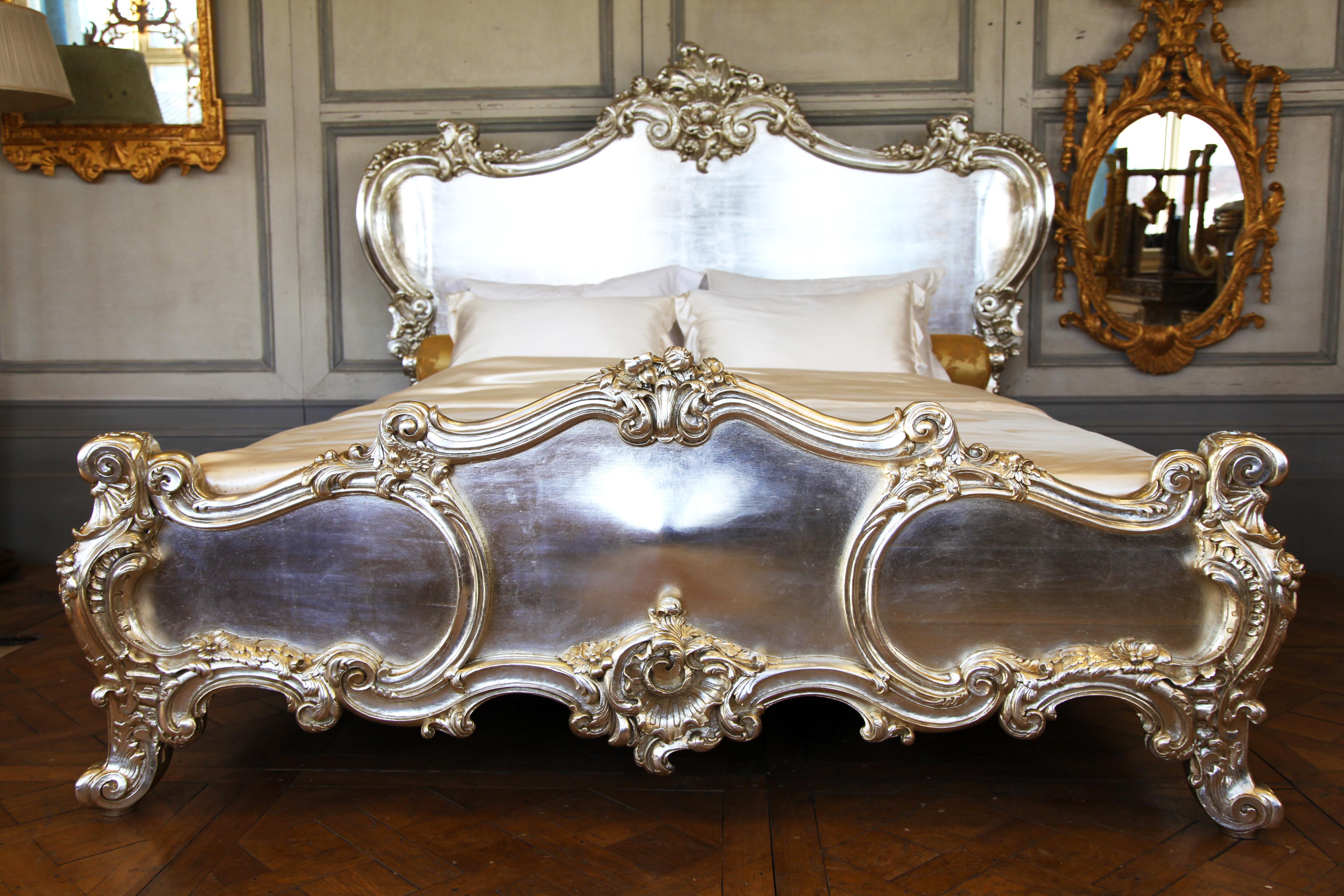 Cherub-Bett, handgefertigt im Rokoko-Stil, hergestellt von La Maison London im Angebot 5