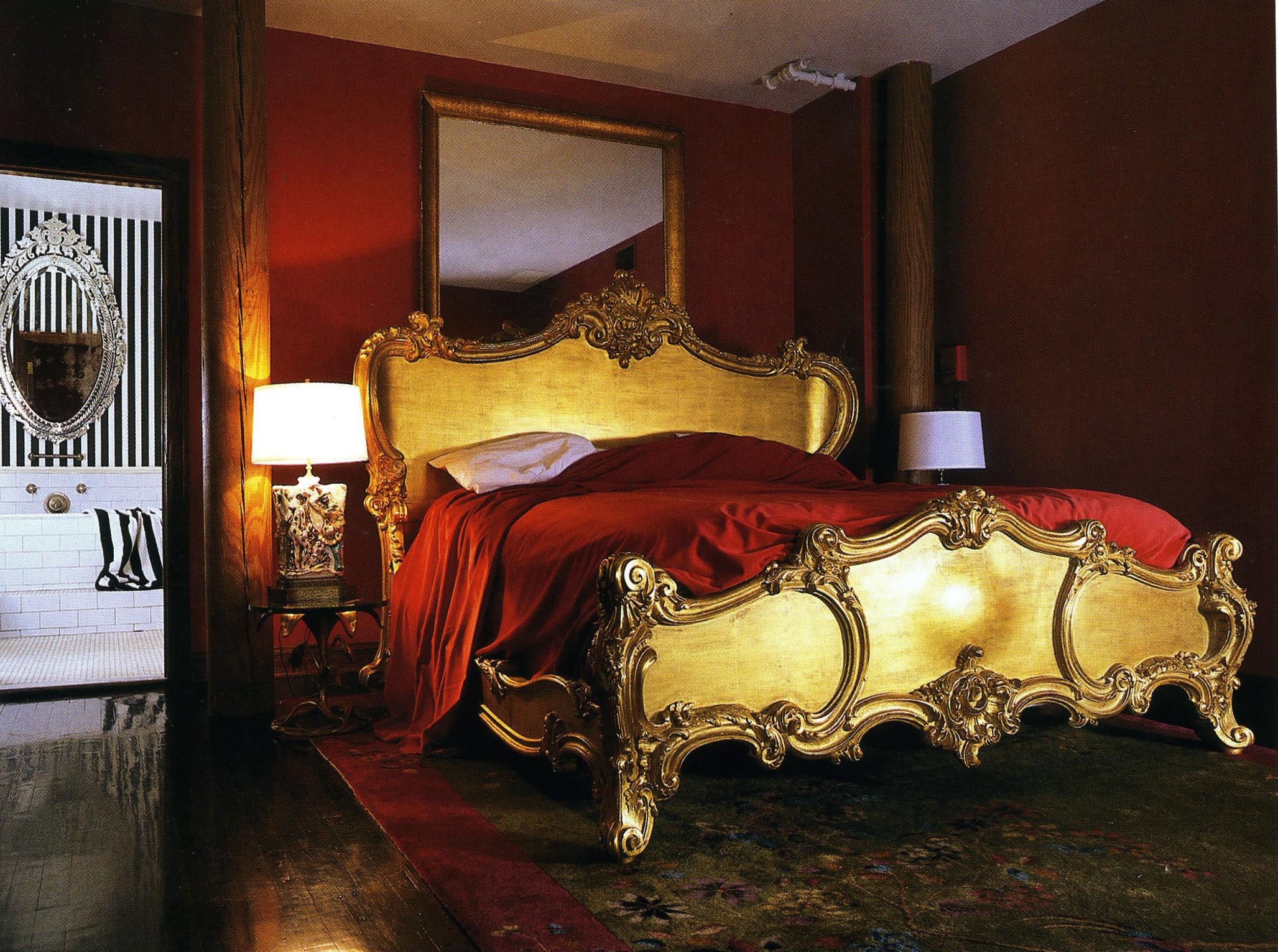 Das ikonische Cherub-Bett im Rokoko-Stil, handgeschnitzt aus Massivholz, ist in den Schlafzimmern von Soho House, NY und Crazy Bear, UK zu sehen. Die verspielten Kurven, die harmonischen Proportionen und die großzügige Tiefe der Schnitzereien sorgen