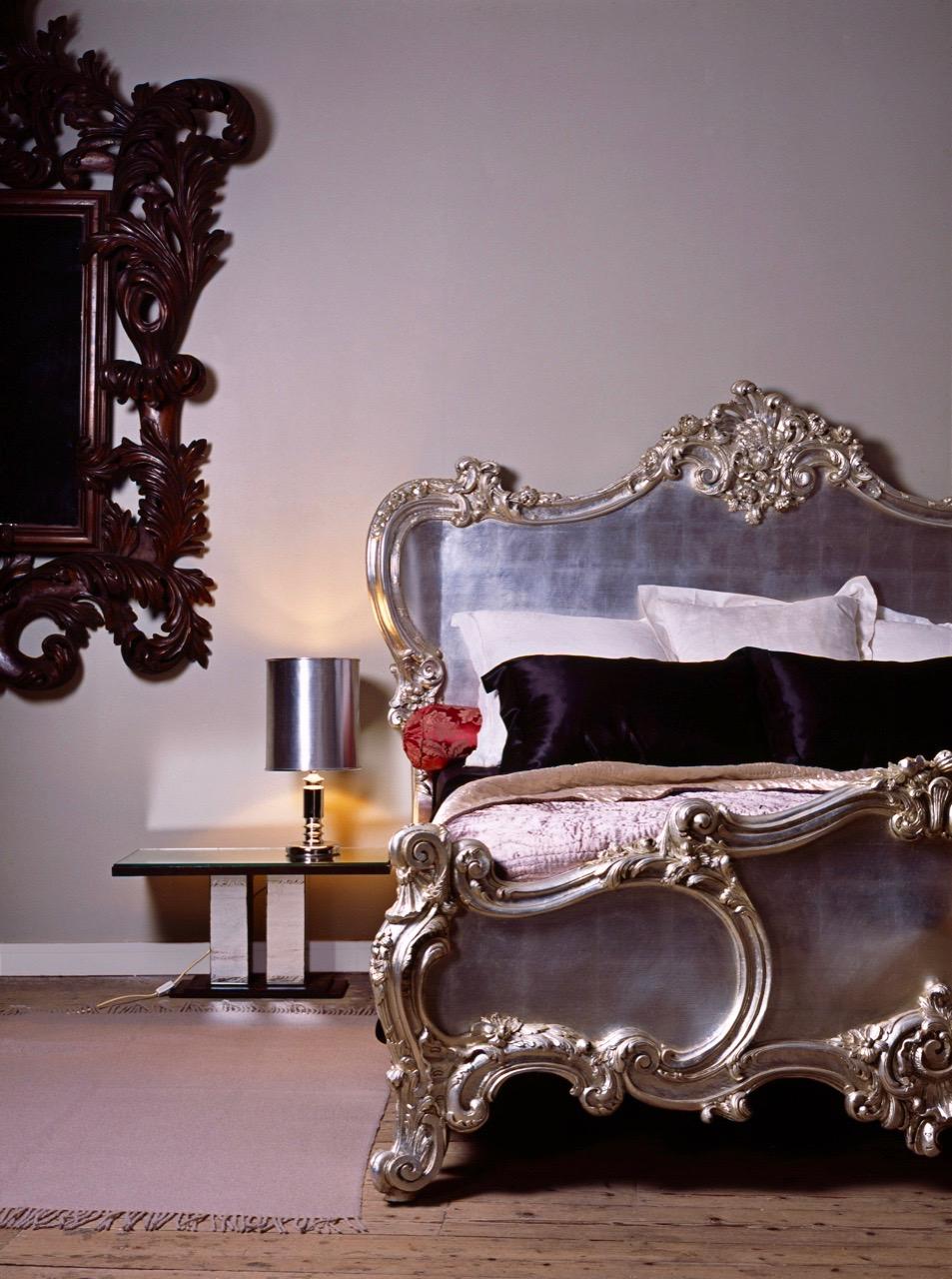 Cherub-Bett, handgefertigt im Rokoko-Stil, hergestellt von La Maison London (Handgeschnitzt) im Angebot