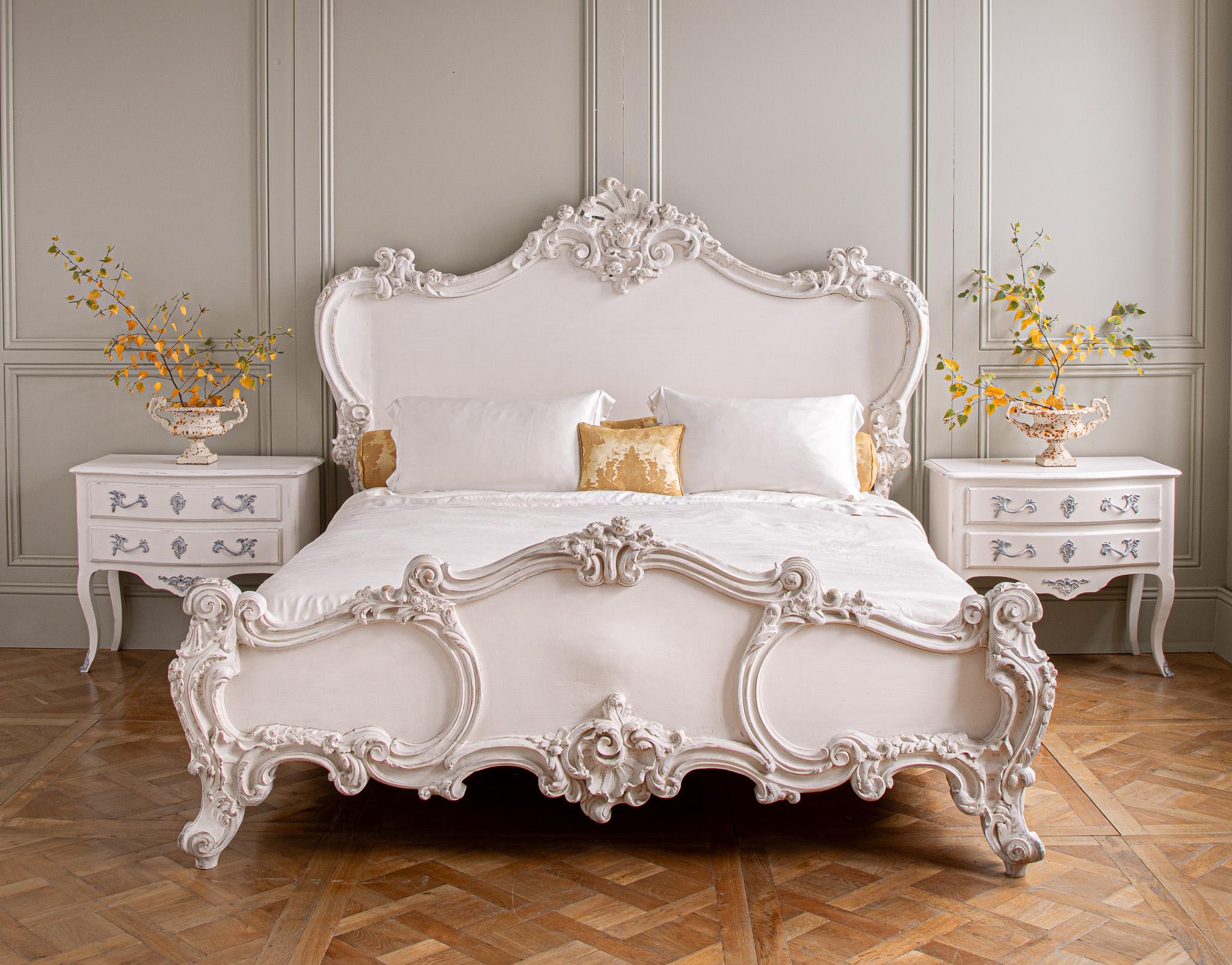 English The Cherub Bed Painted In White Gesso By La Maison London  US King For Sale