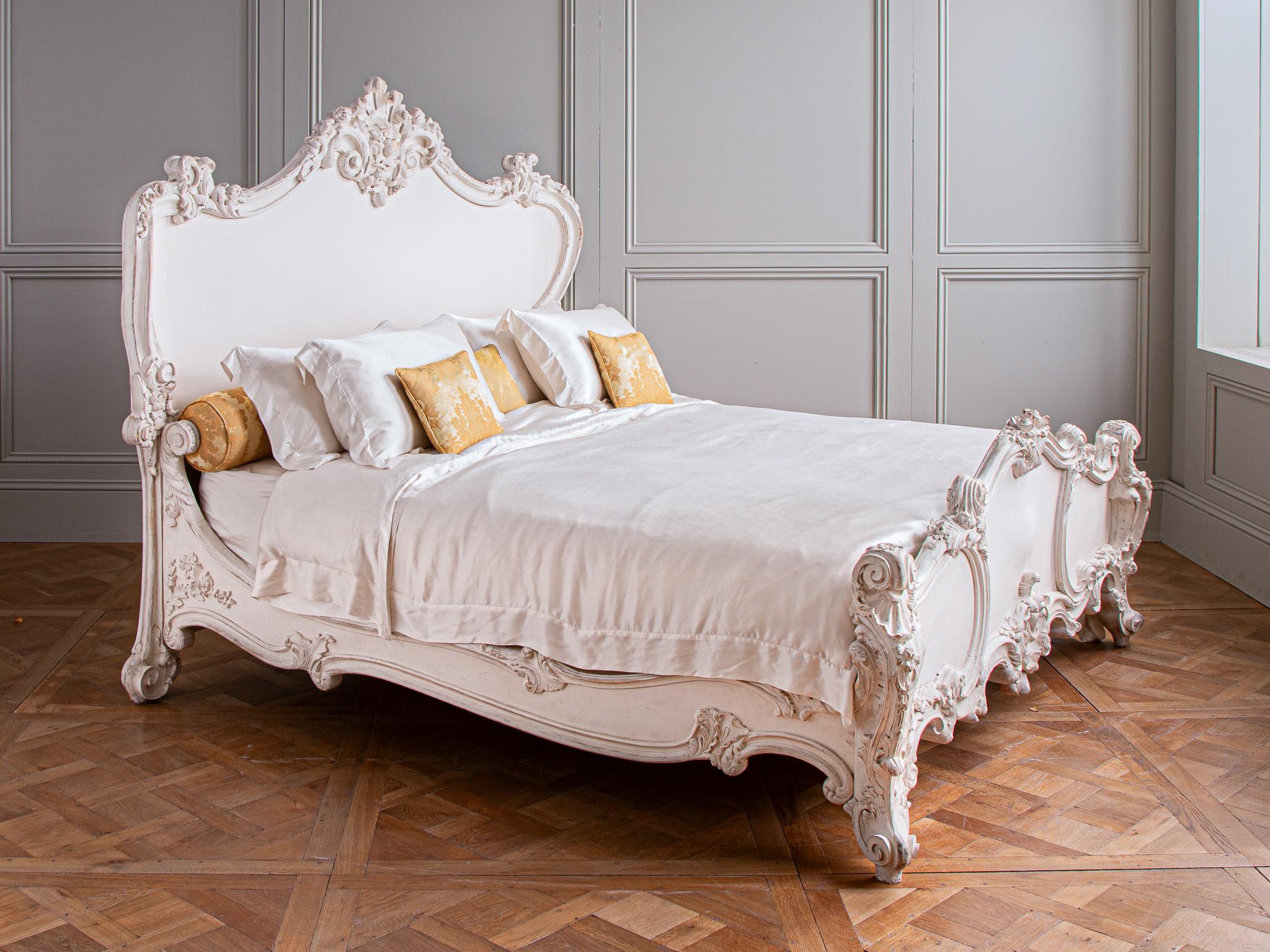 Hand-Carved The Cherub Bed Painted In White Gesso By La Maison London  US King For Sale