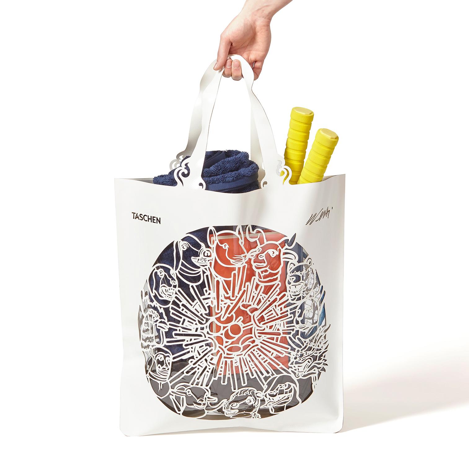 Weißer PVC-Beutel mit transparenter Einlage
Maße: 18,5 x 25,4 Zoll (ohne Griffe)
Auflage von 2,500 Stück
Individueller Geschenkkarton

Diese Tasche von Ai Weiwei in limitierter Auflage ist nicht nur die ultimative Tasche für den Strand und das