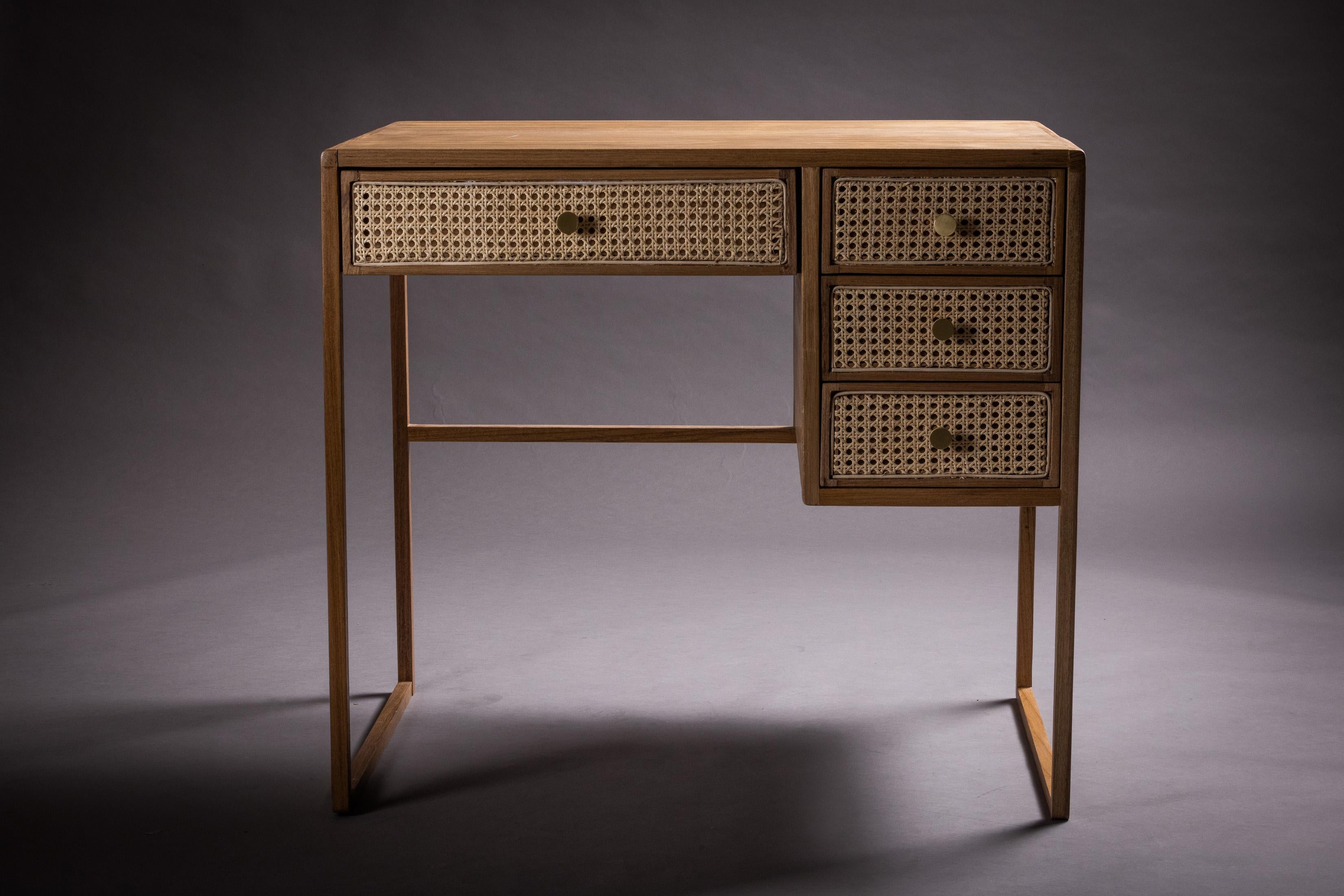 The Chiquita writing desk features smooth and delicate lines, with 4 drawers featuring fronts made of natural wicker and brass handles that impart a nostalgic and romantic feel to the design. It can be crafted in freijó or jequitibá wood.

The