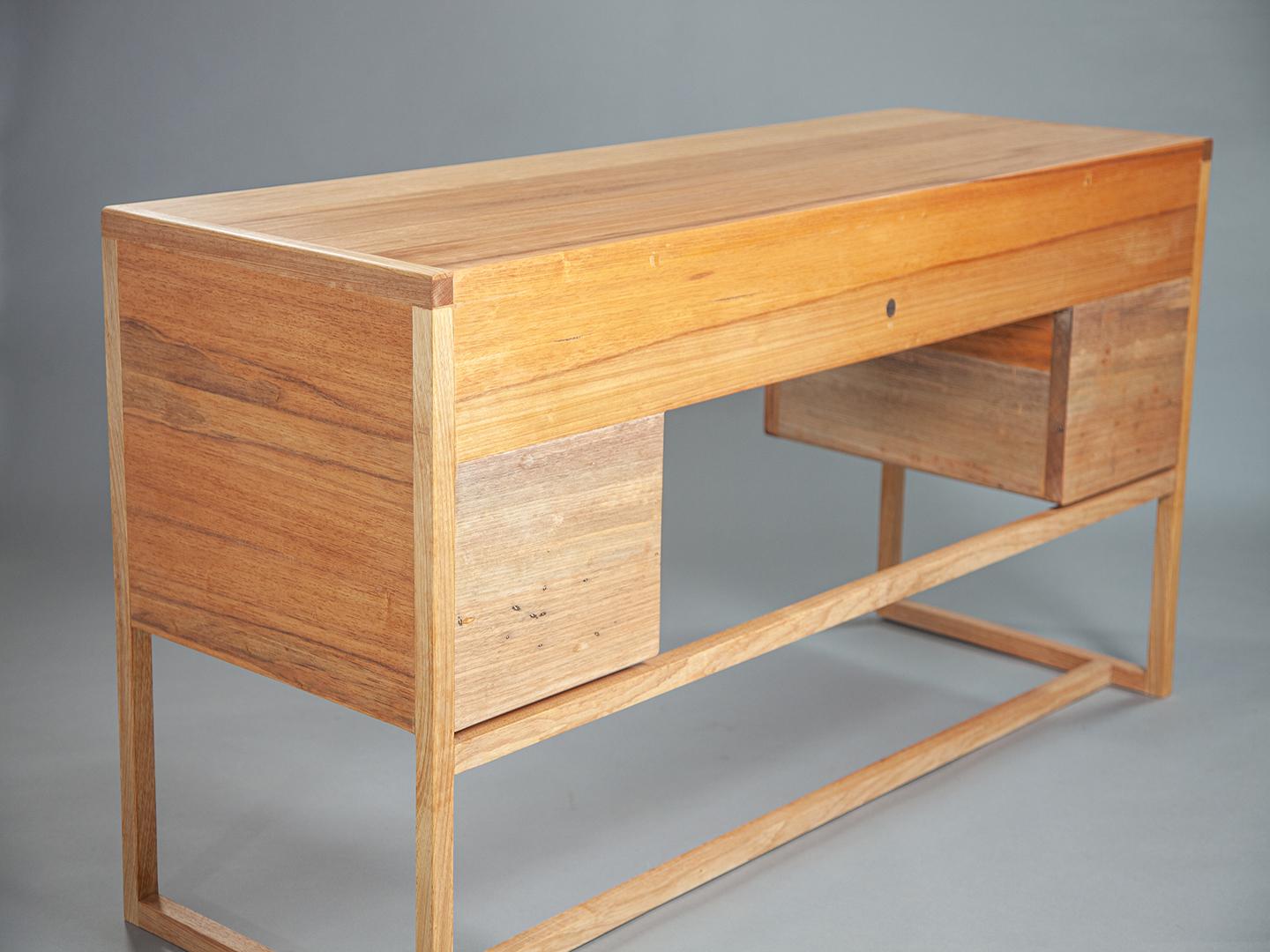 The Chiquita desk with 8 drawers in Brazilian sollid wood For Sale 10