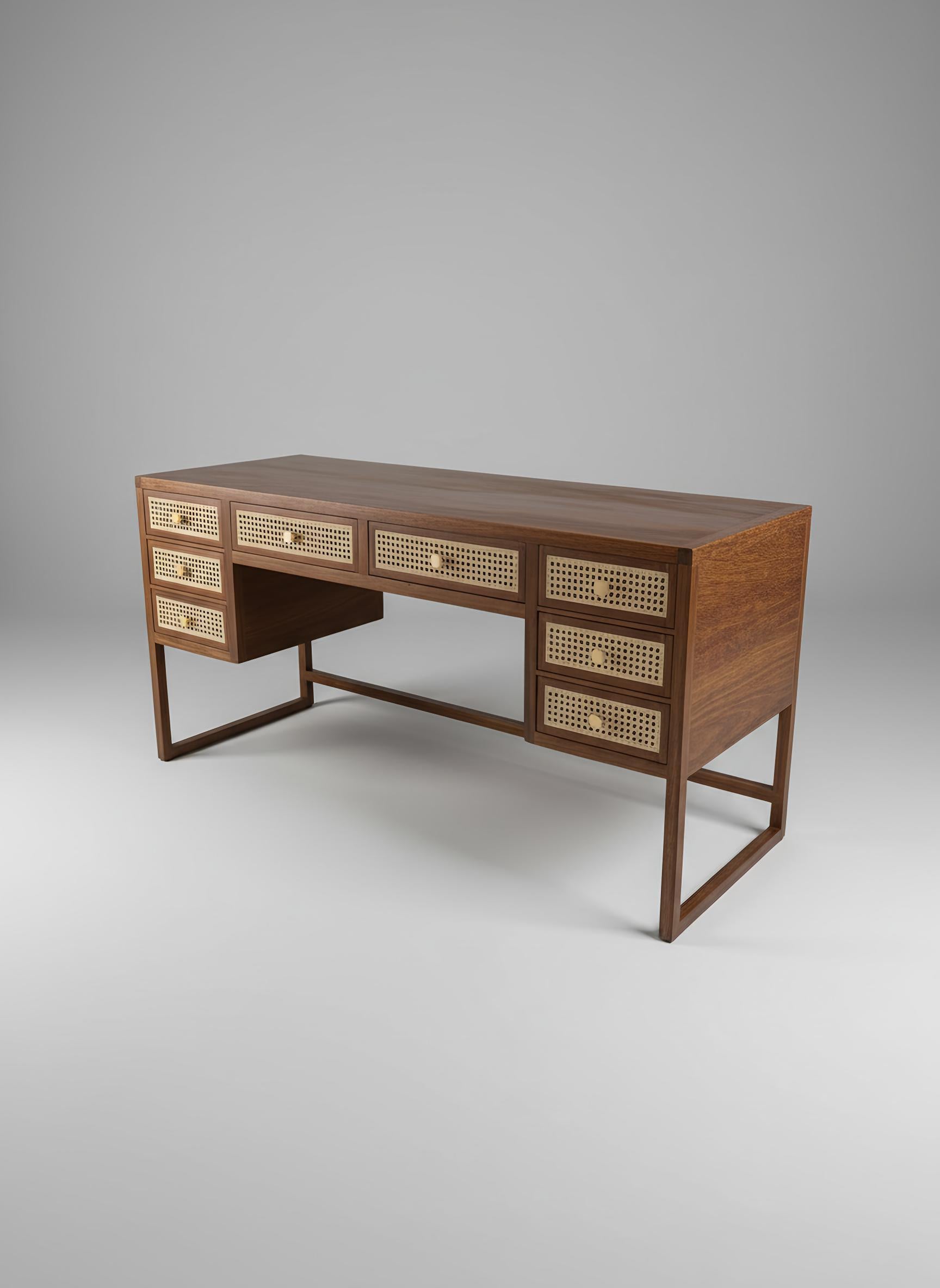 La scrivania Chiquita con 8 cassetti in legno di sollide brasiliano in vendita 11