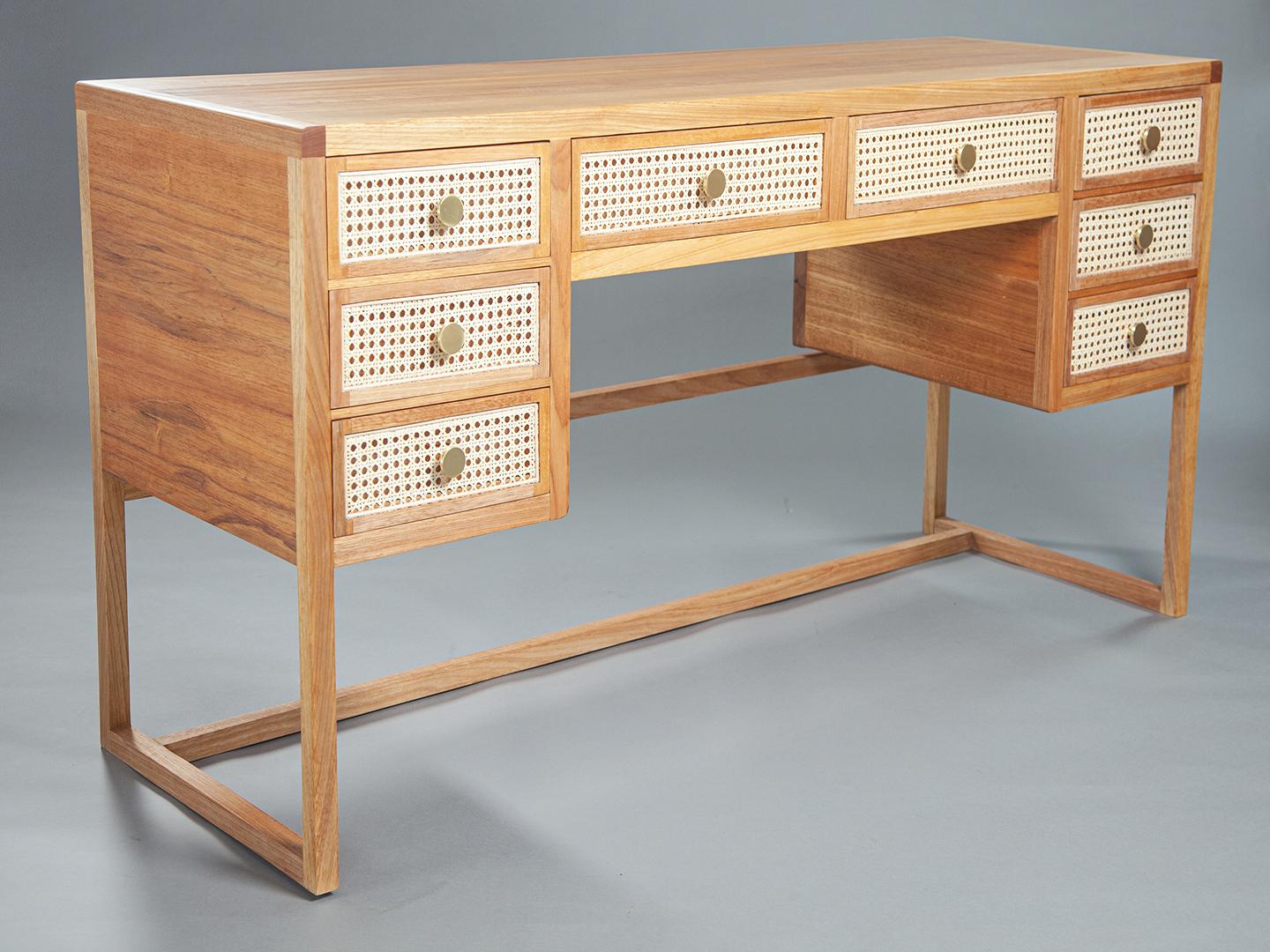 The Chiquita desk features smooth and delicate lines. In this version, it has 8 drawers with natural cane fronts and brass handles, giving it a nostalgic and romantic touch. Available in freijó, imbuia, tauari or jequitibá wood.

* As they are