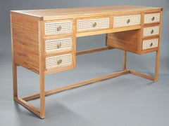 Der Schreibtisch Chiquita mit 8 Schubladen aus brasilianischem, sollidfarbenem Holz