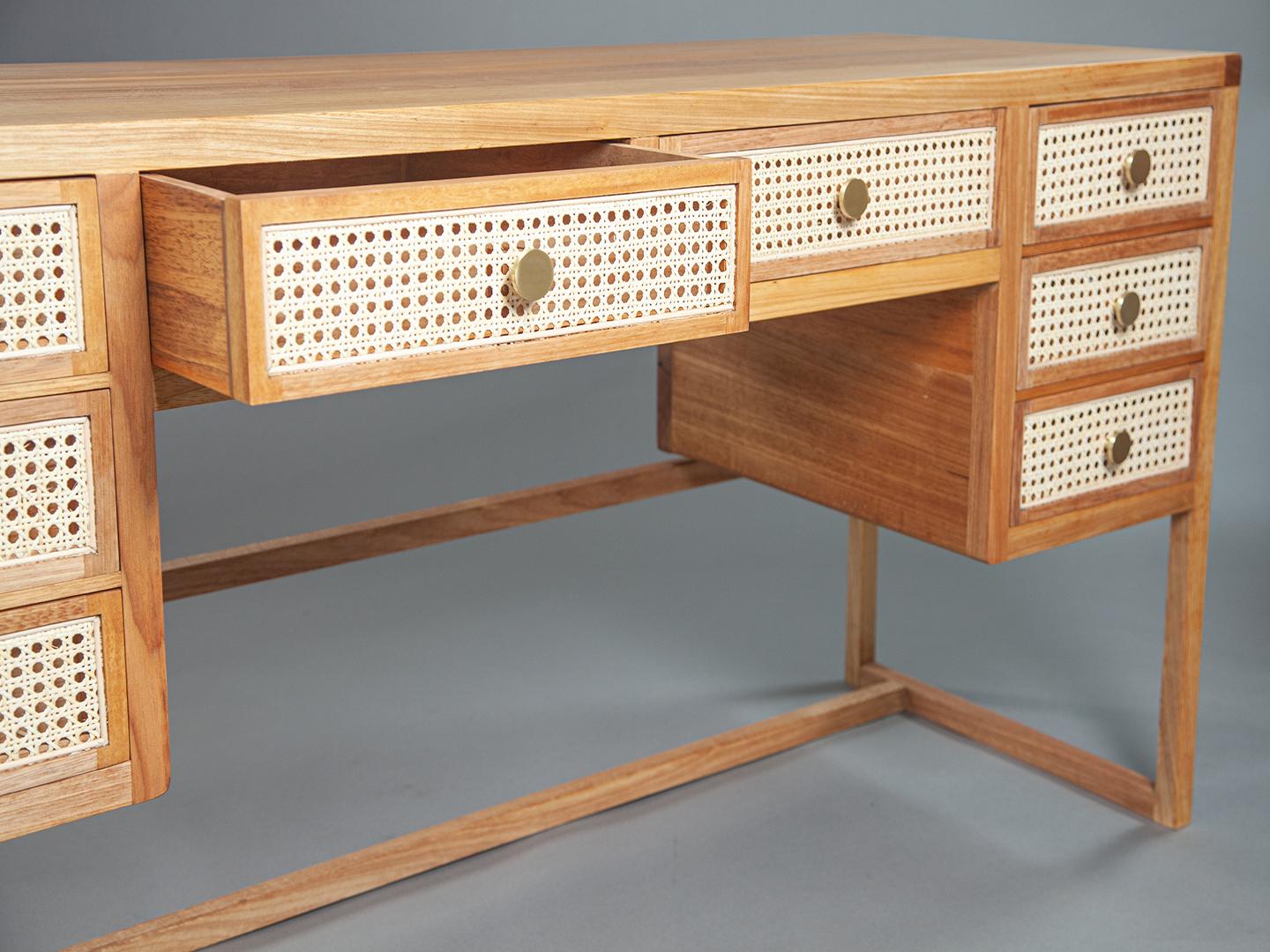 The Chiquita desk with 8 drawers in Brazilian sollid wood In New Condition For Sale In São Paulo, SP