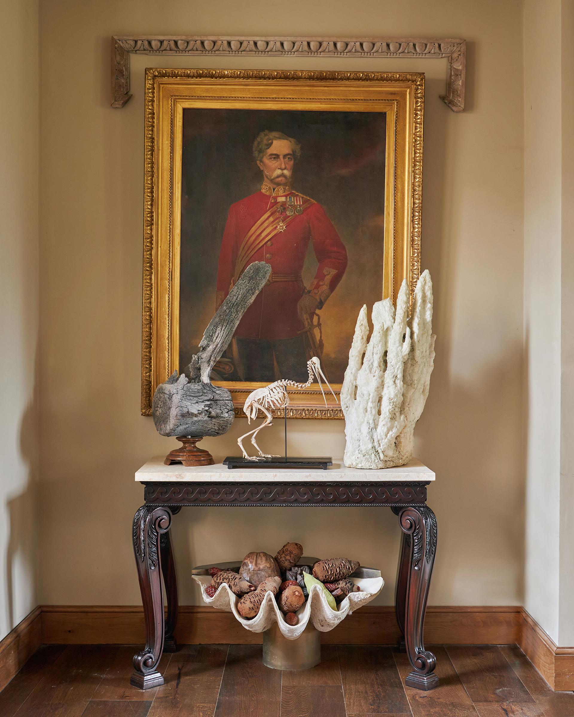 Ein feiner William Kent Design Spezialist gealtert Mahagoni Beistelltisch mit Marmorplatte. Der Tisch mit einer vitruvianischen Schnecke und einem Eipfeil-Fries steht auf einfachen, geformten und mit Akanthusblättern verzierten Beinen, die auf spitz