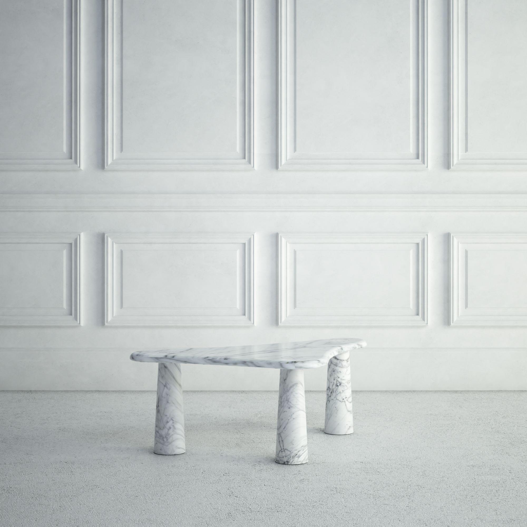 Américain The Chloe : une table basse moderne en pierre en vente