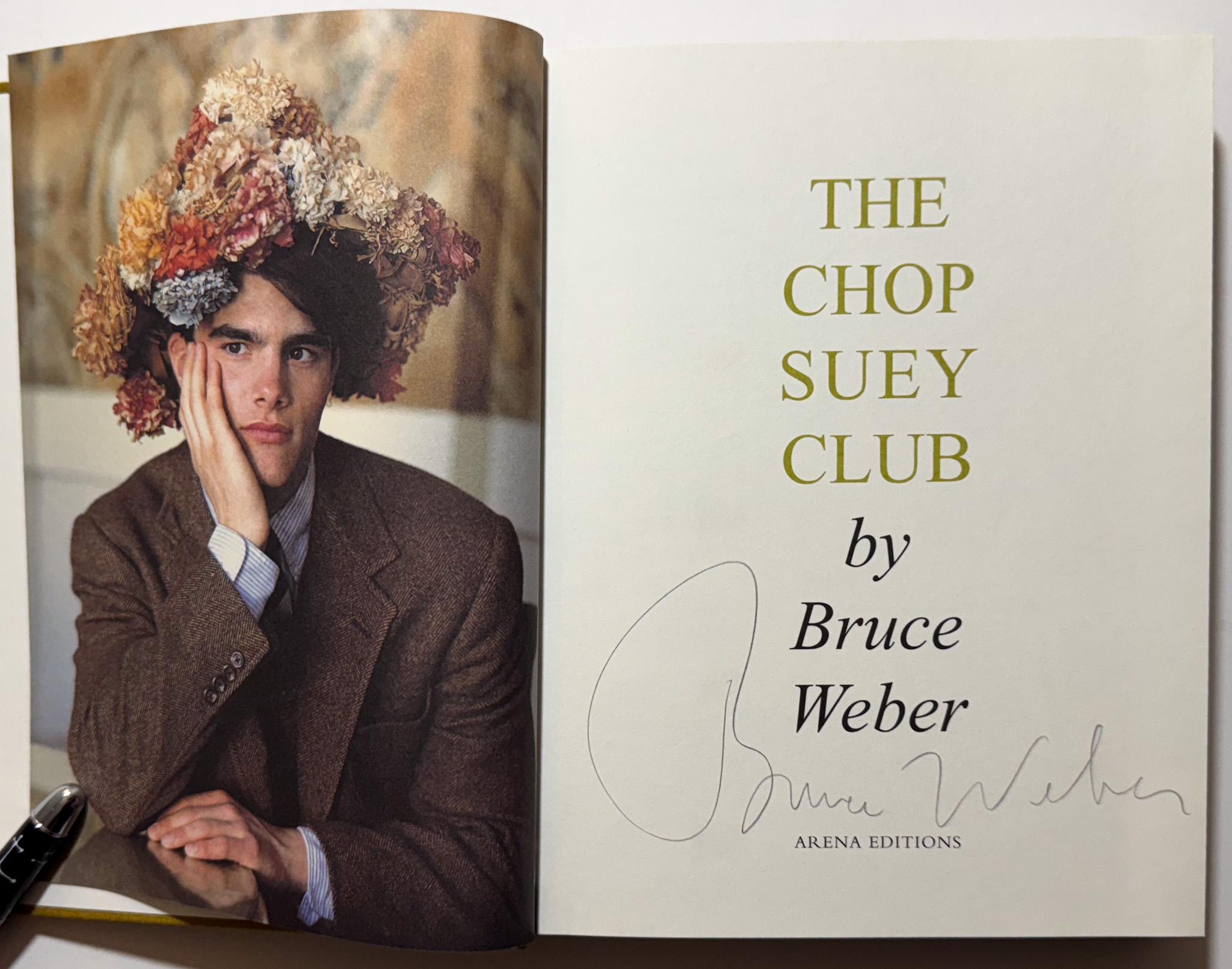 Prima edizione di questa raccolta di fotografie del fotografo di moda e regista americano Bruce Weber, le cui campagne pubblicitarie includono progetti con Calvin Klein, Ralph Lauren, Revlon, Armani, Louis Vuitton e Versace e il cui lavoro