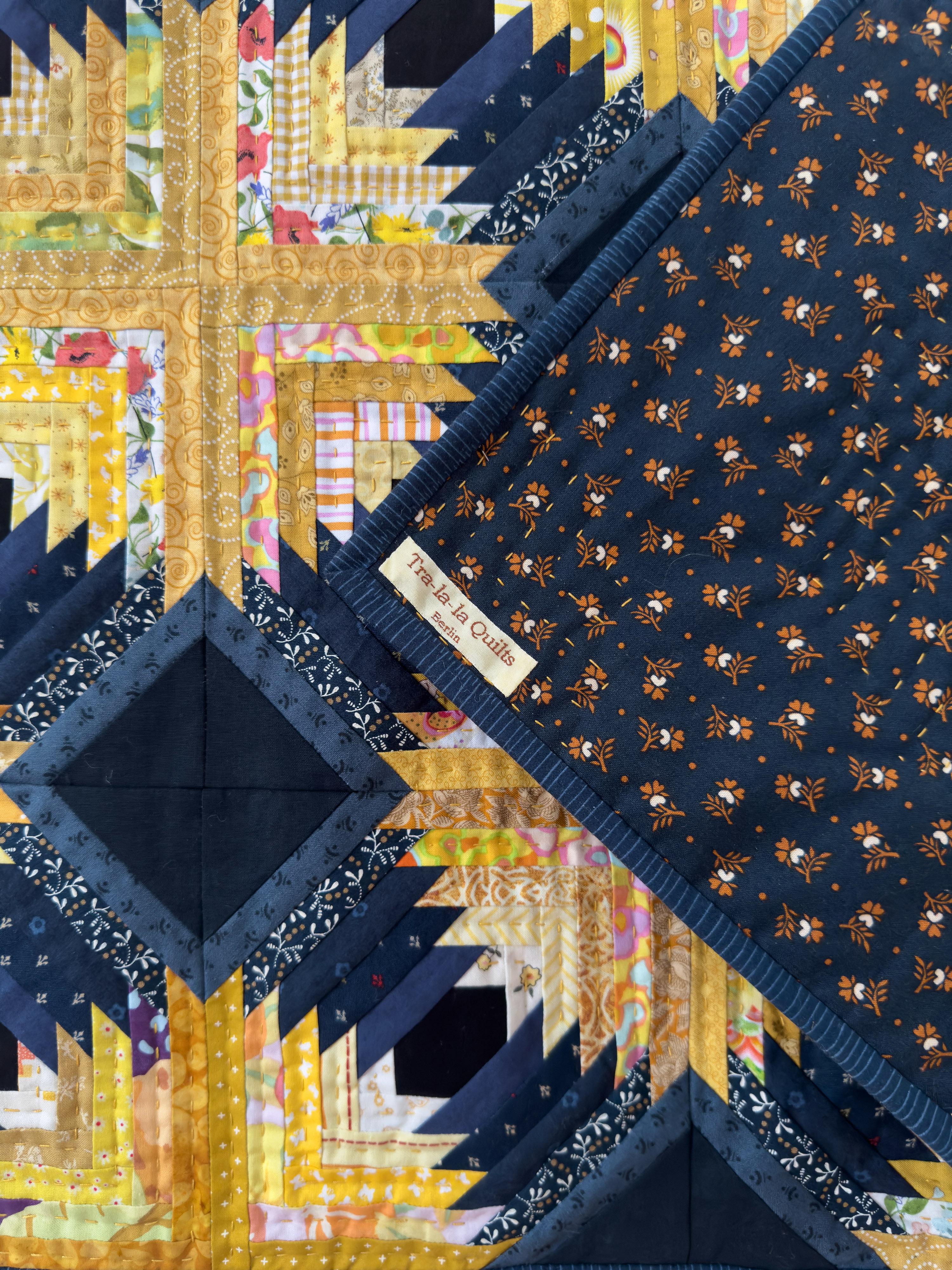 Tedesco La trapunta Chrysanthemum di Tra-la-la Quilts, Patchwork intricato, stile giapponese in vendita