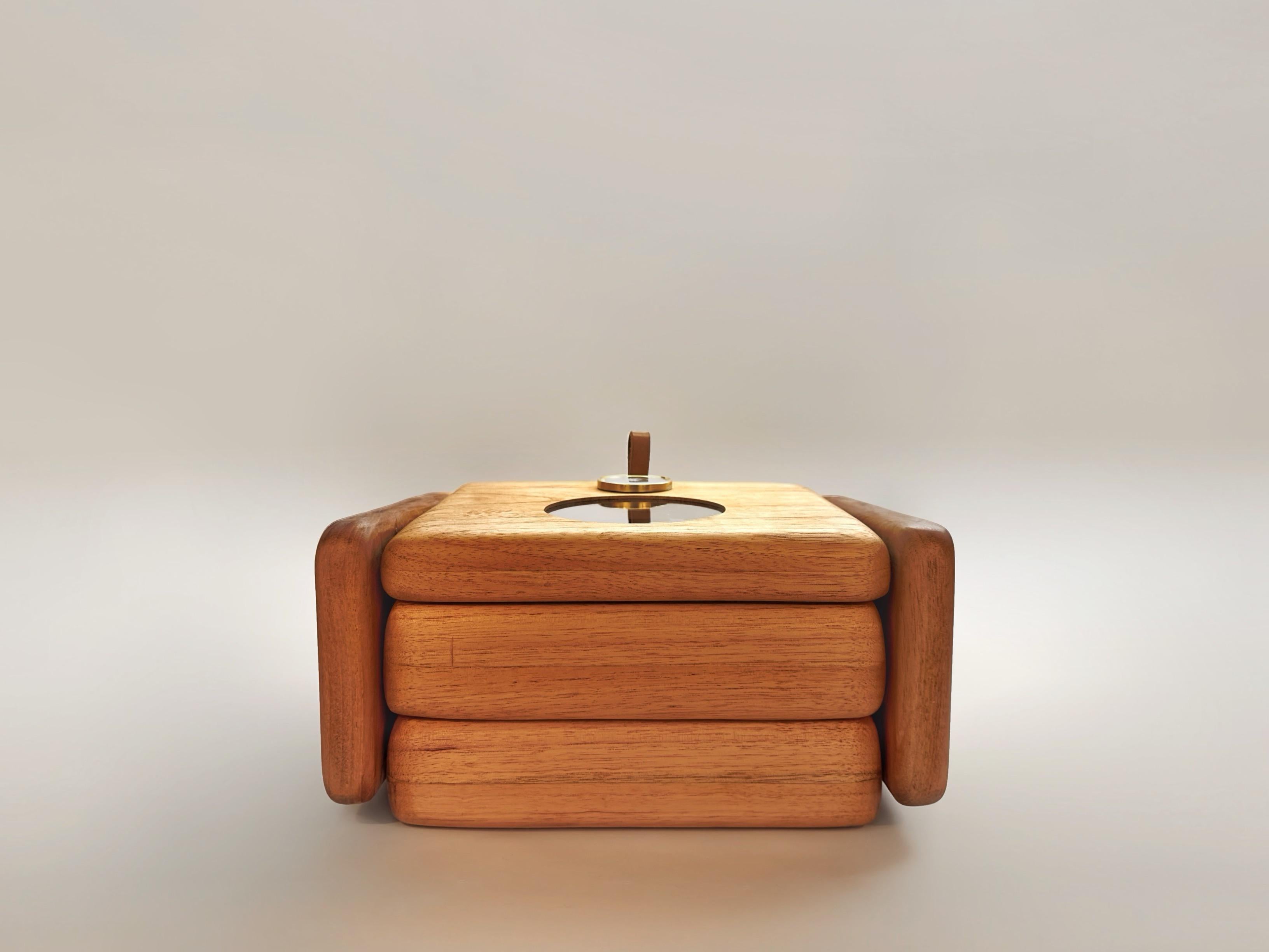 The cigar box conceived by Valter Costa Lima is an eloquent testament to the union between tradition and innovation. Made of cedarwood, every stroke of this piece is an ode to the Brazilian essence. The contours pay homage to the rich heritage of