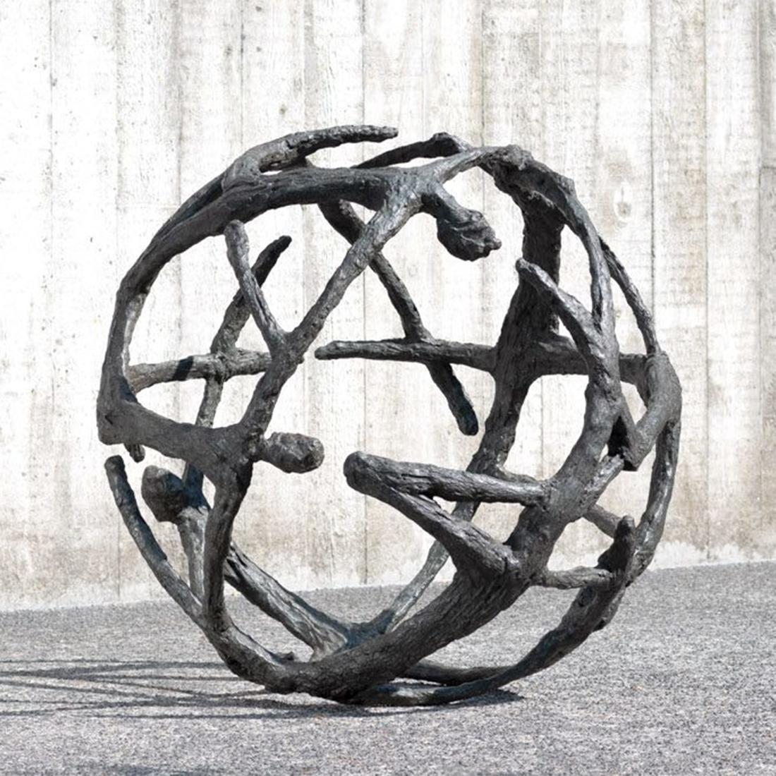 Scultura del cerchio in bronzo con tutta la struttura
in bronzo massiccio con finitura blu-verde.