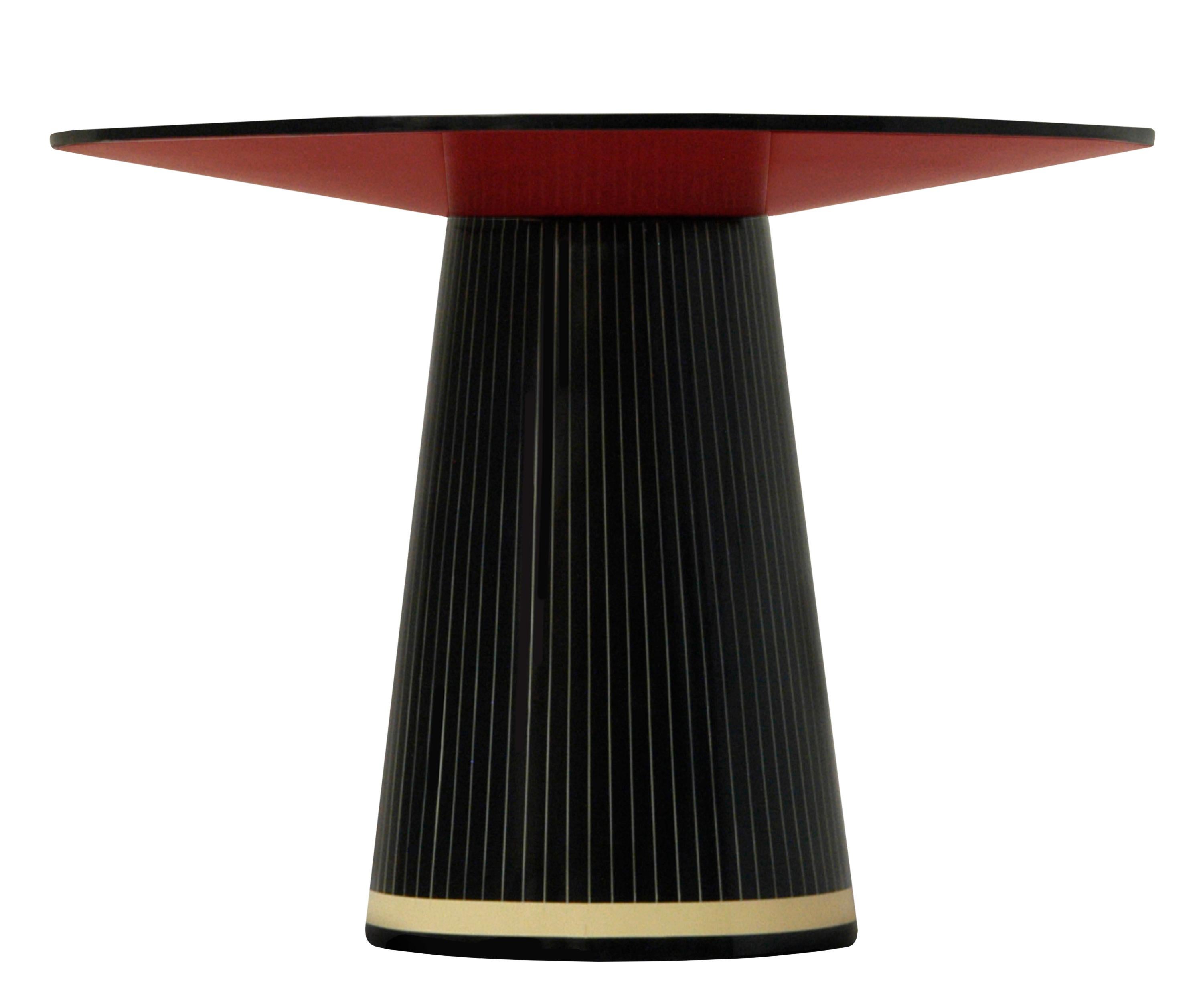 La table d'appoint Circus Gala Black and White de Matteo Cibic est une magnifique petite table ronde polyvalente. 

L'artisanat indien est aussi varié que ses cultures et aussi riche que son histoire. L'art de la marqueterie d'os et de corne y est