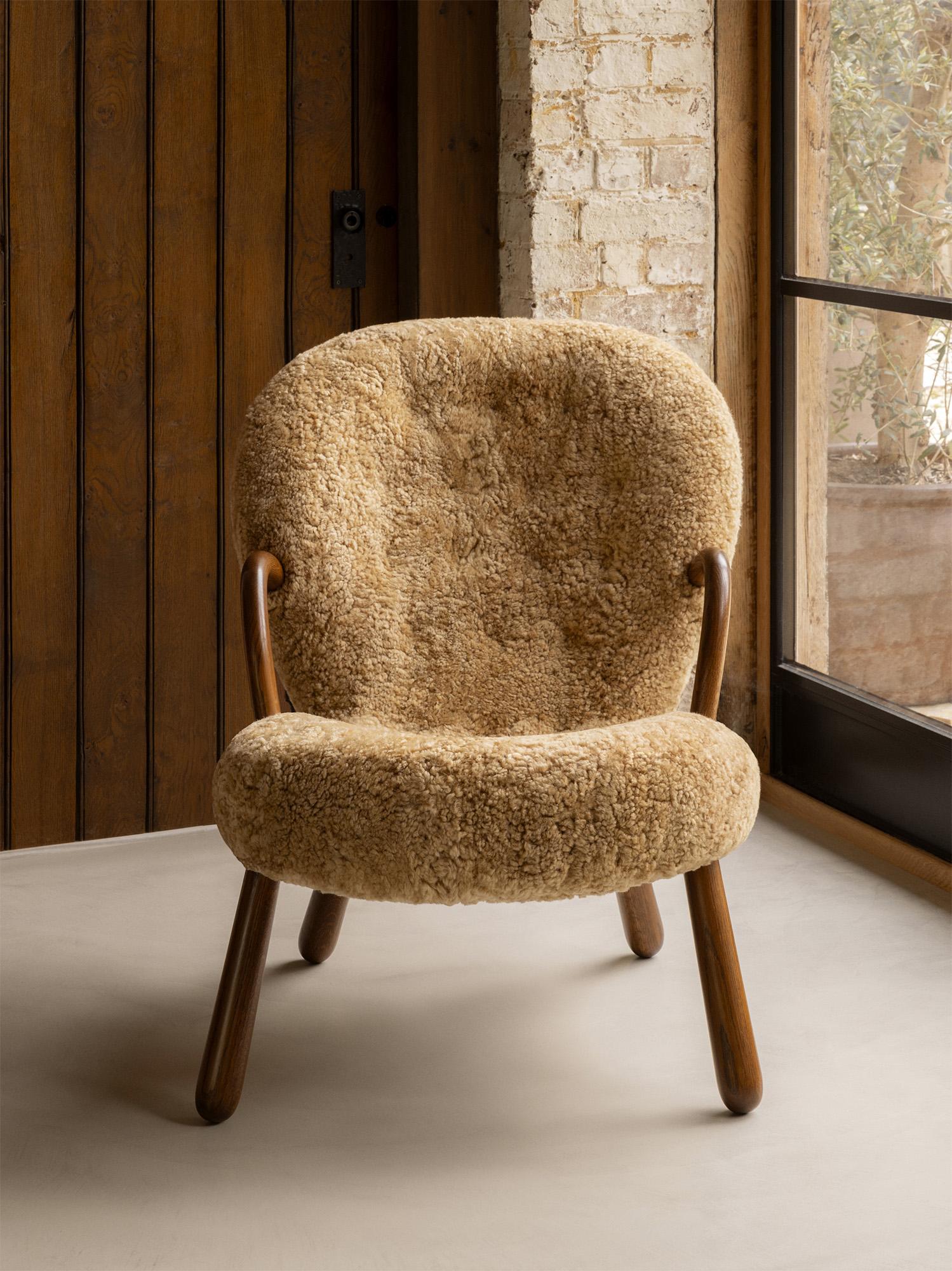 La chaise Clam en peau de mouton d'Arnold Madsen, nouvelle édition en vente 1
