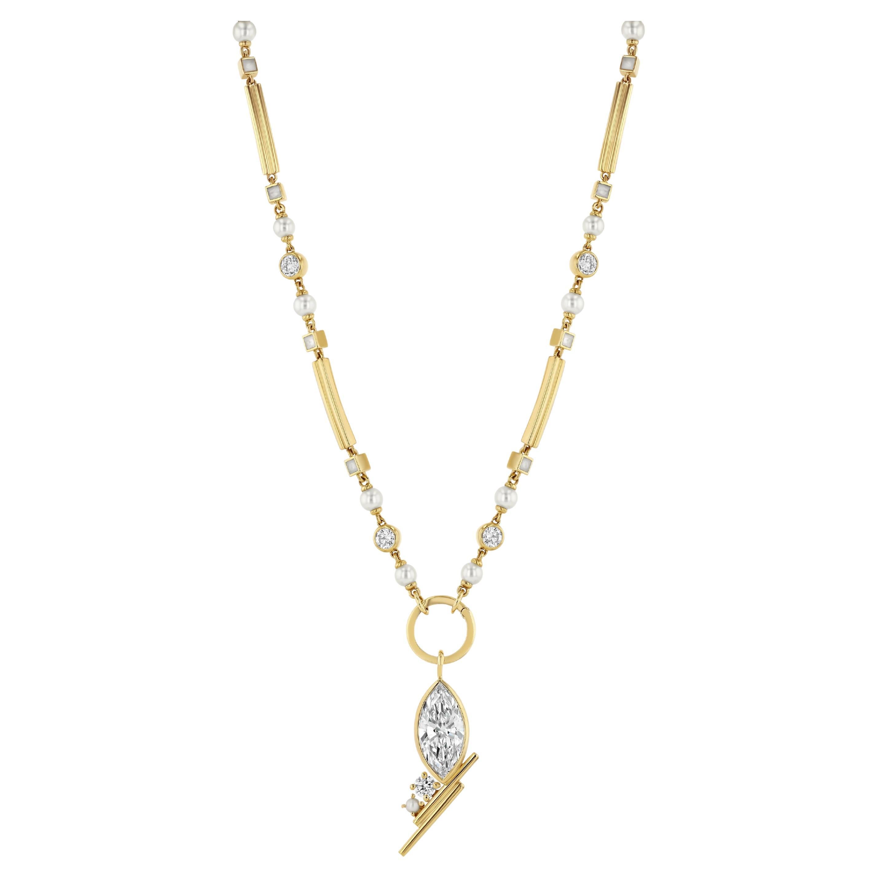 Fusion intemporelle d'élégance et de force, le collier Clara incarne la géométrie audacieuse et le luxe raffiné du design Art déco. Suspendue à une chaîne méticuleusement travaillée, une pierre marquise de 3 carats occupe le devant de la scène, sa